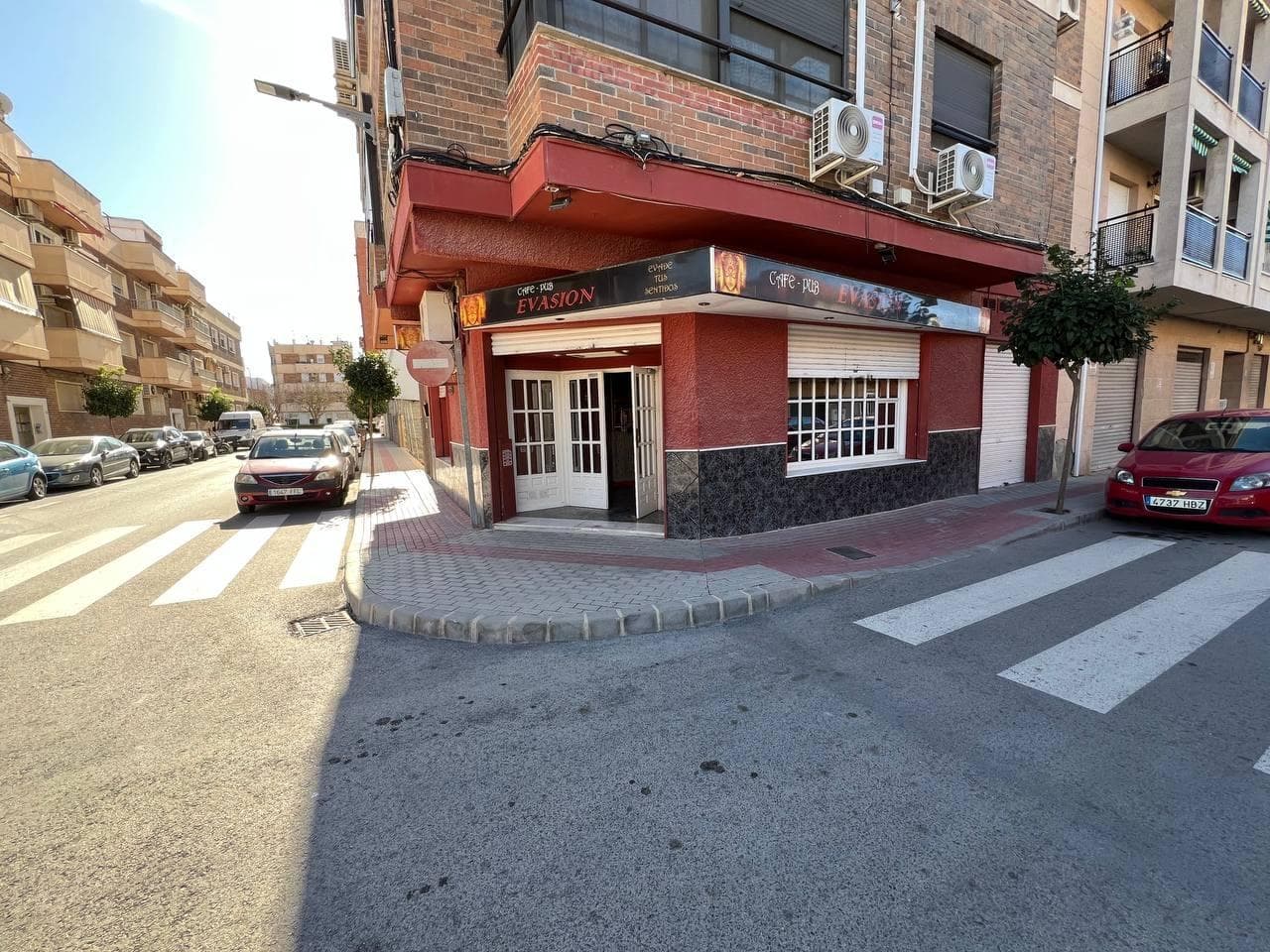 Great business opportunity! I present to you a magnificent fully equipped coffee shop in the heart of the town of Dolores. This premises is ideal to start your own business, whether it is an ice cream parlour, a pub or an ice cream café, as it has everything you need to start immediately. Its central location and easy access guarantees a constant flow of customers, who can enjoy the cosy atmosphere both inside and on the outside terrace, which can be set up on a corner, offering a perfect space to relax and socialise. This is an exceptional investment, with unbeatable value for money. Imagine being the benchmark in the area, attracting customers looking for a pleasant place to enjoy a coffee, an ice cream or a good conversation - don't let this opportunity pass you by! Come and visit it and take the first step towards success in the world of hospitality, your future business is waiting for you!  The advertisement and description is not current, modifications can exist. The price does not include taxes and purchase