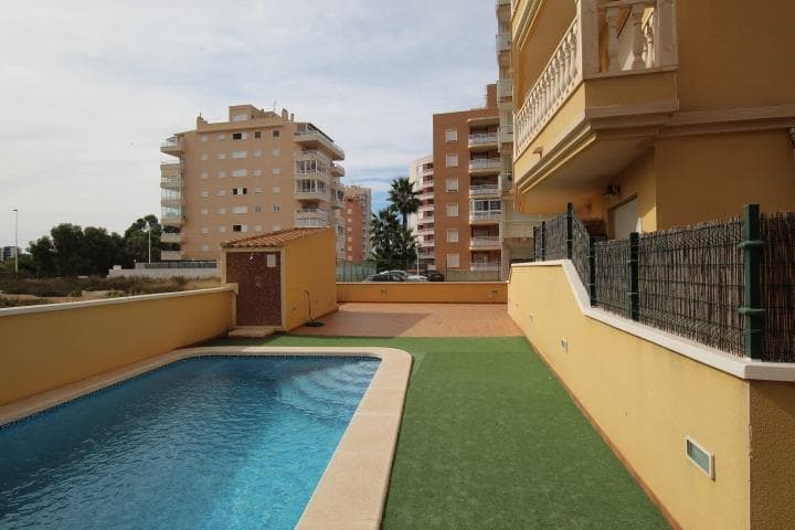 Discover this charming apartment for rent located in the prestigious marina area of Guardamar del Segura. With a usable area of 61 m², this property offers a cozy and functional atmosphere, ideal for year-round enjoyment. The property has two bedrooms that provide comfort and enough space for the whole family or occasional visitors. It also has a well-maintained modern full bathroom. The 8 m² private terrace is perfect for relaxing outdoors while enjoying the pleasant Mediterranean climate; its east-facing orientation allows you to take advantage of the early morning sun. The beach is only 700 meters away, providing quick access to the sea and recreational activities such as walks along the shore. Additional amenities include private parking within the gated community, a communal swimming pool where you can cool off during the hot summer months, and green areas perfect for enjoying family time or simply unwinding after a long day.  This apartment has been renovated and is ready to move into!