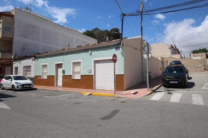 Attention, Developers – What an Opportunity! Property for sale in a prime location in Guardamar, offering many advantages for building a modern residential project with stunning views. This corner plot with a house has facades on three streets and dimensions of 11 by 21 meters. It allows for the construction of two apartments per floor of approximately 100–110 m² each, plus two setback penthouses. The buildable area of ground floor + 2 floors + attic offers great flexibility to design a functional and comfortable building. Its central location, close to all amenities and just 2 minutes from Reyes Católicos school, makes it very convenient for living or investment. The housing cost ratio of around €43,000 per unit is also an important factor for evaluating the investment. Additionally, the plot allows up to eight units with views over the park and the Vega Baja valley, in a quiet, elevated area – ideal for those seeking peace, quality of life, and panoramic views. Proximity to the historic center and no need for underground parking add extra convenience and value. Would you like help exploring purchase, investment, or development options for this property? Prices do not include taxes or administrative costs. The information provided may be subject to change; therefore, the photographic and written advertisement is not legally binding.