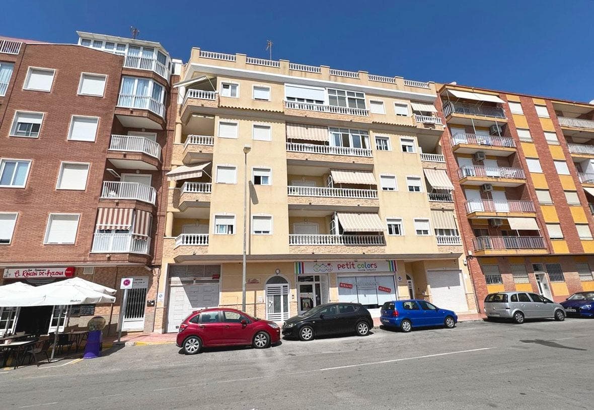 Of course! This spacious apartment in Guardamar del Segura is an excellent opportunity for those who want to live all year round in a vibrant environment close to the beach. Its privileged location between the beach center, the city center and the Reina Sofia park allows you to enjoy both the beach atmosphere and the lively summer nightlife. You can stroll just five minutes from both places, enjoying local and international cuisine on the terraces in front of the park during summer nights and weekends. In addition, the proximity to the beach, also just a five minute walk away, gives you easy access to restaurants, cafes and the promenade, ideal for relaxing and enjoying the summer atmosphere. The apartment has all the necessary services within a radius of 400 meters, such as post office, pharmacy, stores and banks, making your daily life comfortable and convenient. It is a perfect investment for those looking to reside or enjoy long periods in an environment that combines the tranquility of the residential environment with the vitality of the beach and nightlife of Guardamar del Segura.