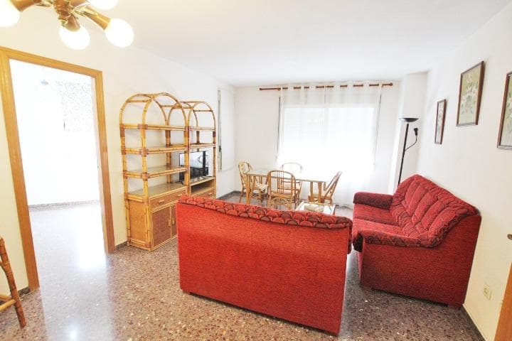 Are you looking for a place in Alicante that combines comfort, tranquility and good connection to everything you need? This apartment in Alcalá street, in the neighborhood of San Blas, is the perfect option for you! Living in San Blas means enjoying a modern residential environment, surrounded by green spaces and leisure areas ideal for walking, playing sports or relaxing with the family. In addition, its excellent communication with the center of Alicante and other important areas of the city allows you to move easily, either by public transport or by car. This apartment in Alcalá street offers you the opportunity to live in a well-equipped neighborhood, with supermarkets, schools, health centers and stores within walking distance. The area combines the tranquility of a family atmosphere with the proximity to the beach and leisure areas, so you can enjoy the sea, gastronomy and cultural life of Alicante without complications. Imagine living in a comfortable and bright space, in a quiet but well connected street, where every day you can take advantage of the quality of life that San Blas offers. It is an ideal opportunity for those looking for a home in an area that combines modernity, nature and convenience. Translated with DeepL.com (free version)
