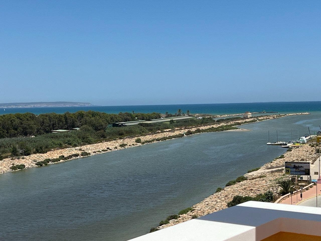 Вы ищете недвижимость с видом на море и ощущением морского бриза, ласкающего вашу кожу с террасы? Это ваш шанс. Представьте, что вы наслаждаетесь запахом эвкалиптов и сосен, окруженные естественной и спокойной средой, в пентхаусе, который предлагает достаточно места для незабываемых каникул или длительного отдыха у моря. Расположенный в привилегированном анклаве всего в 200 метрах от моря и пристани для яхт в Гуардамаре, этот дом идеально подходит для тех, кто любит парусный спорт, водные виды спорта или рыбалку. С большой угловой террасы вы сможете любоваться захватывающими дух видами и чувствовать себя в полной гармонии с природой. Откройте для себя этот великолепный пентхаус и позвольте себе окунуться в атмосферу Насладитесь чистотой окружающей среды, окруженной широкими лесными просторами и свежей атмосферой, которая приглашает вас расслабиться и отключиться. Близость к морю, красота деревьев и растительности создают естественное убежище, где вы можете дышать чистым воздухом и жить в контакте с природой. или его естественной среде, с видами, которые вдохновляют спокойствие и терраса идеально подходит для моментов отдыха и наслаждения.