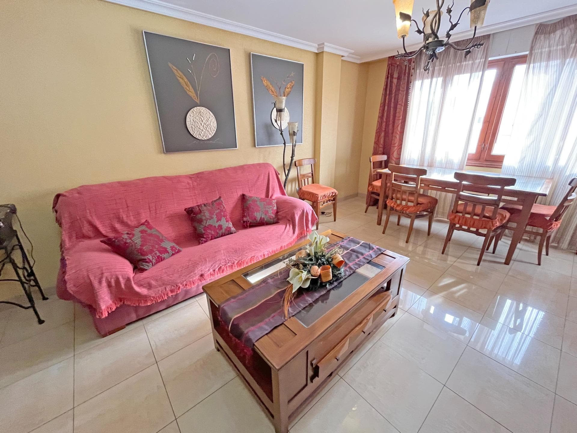 Les presentamos este espectacular piso situado en la calle principal de Rojales. Una opción inmejorable tanto para vivienda como para inversión. Este inmueble ubicado en la segunda planta ,ofrece un acceso fácil y cuenta con amplios espacios luminosos que invitan al confort. Consta de cuatro habitaciones, lo que brinda la posibilidad de redistribuir el espacio, eliminando una pared y creando un gran salón dotado de chimenea y salida a un encantador balcón. La cocina es espaciosa, está completamente equipada con muebles de pino high quality e incluye una galería exterior, ideal para almacenamiento adicional gracias a su armario empotrado. El baño completo destaca por su ducha hidromasaje rodeada por paneles decorativos coloridos, además hay un aseo independiente muy funcional. Las tres habitaciones restantes son generosas en tamaño y equipadas. Los suelos cerámicos aportan belleza estética mientras el amplio pasillo mejora aún más las sensaciones espaciales del lugar. Incluye también garaje subterráneo , así como otra área destinada al almacenamiento,. Esta propiedad goza no solo de ubicación privilegiada cerca todos los servicios esenciales sino también están las hermosas playas Guardamar apenas ocho minutos conduciendo. Ideal para personas jovenes que quieren comenzar una nueva vida en un piso espacioso y con amplias zonas para incrementar la familia. A LOS PRECIOS PUBLICADOS HAY QUE AÑADIR LOS IMPUESTOS LEGALES QUE LE CORRESPONDAN AL COMPRADOR MAS LOS GASTOS NOTARIALES Y DE INSCRIPCIÓN EN EL REGISTRO.