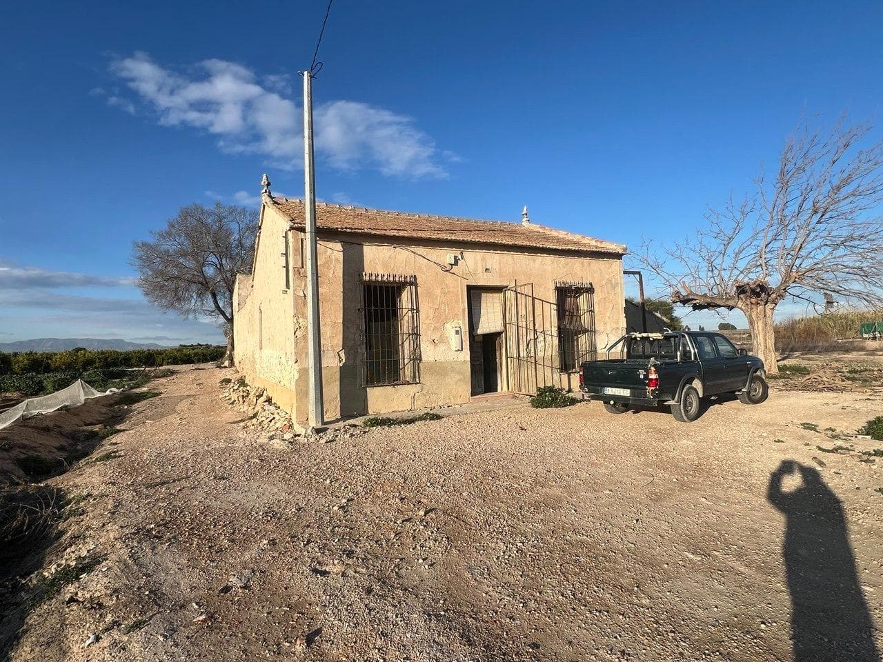 Casa de huerta del siglo pasado, rodeada de naturaleza y situada en una amplia parcela de 14.400 m², un entorno ideal para quienes buscan tranquilidad, espacio y conexión con el paisaje mediterráneo. La vivienda dispone de suministro eléctrico y cuenta con una línea de agua que discurre por la propia fachada. Anteriormente tuvo contrato de agua potable, actualmente cancelado, siendo posible su reconexión. La casa requiere una restauración integral, conservando en su cuerpo principal un tejado en buen estado, fruto de un mantenimiento continuado. Las ampliaciones posteriores ofrecen la posibilidad de ser derribadas o reconstruidas, permitiendo adaptar el conjunto a un nuevo proyecto respetuoso con el entorno. El enclave ofrece múltiples opciones: desde casa de recreo, vivienda habitual o proyecto de reconstrucción con posible uso turístico, gracias a su cercanía al mar, al clima privilegiado de la zona y a la buena conexión con todos los servicios. Ubicada a tan solo 10 minutos de las playas naturales de Guardamar del Segura y La Marina, y a 24 km de las playas de Torrevieja y sus áreas comerciales. Almoradí se encuentra a solo 5 minutos en coche, y ciudades como Elche, Crevillente o Murcia están a un máximo de 35 minutos, lo que combina perfectamente vida rural y acceso urbano. La extensa parcela convierte esta propiedad en un lugar ideal para amantes de los caballos, animales en libertad o proyectos vinculados a la sostenibilidad, el turismo rural o la vida al aire libre, con amplios espacios abiertos donde disfrutar del sol, la brisa marina y el entorno natural. PIDE INFORMACIÓN SIN COMPROMISO. El precio publicado no incluye impuestos ni gastos de gestión de compraventa.