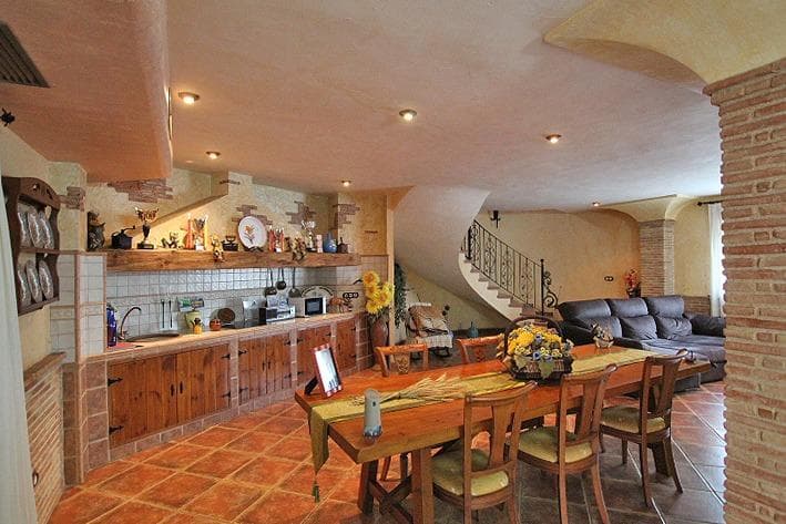 Discover this impressive villa located on one of the main streets of Formentera del Segura. This corner home stands out for its brightness and elegant design. Built with high-quality materials. Upon entering, you will be greeted by a spacious dining room adorned with brick columns and a cozy fireplace that integrates into the open kitchen with a breakfast bar. On the ground floor, you will find two comfortable bedrooms and a spacious bathroom. From the dining room, you will have direct access to a charming terrace where you can enjoy your private pool, next to an ideal barbecue area. It also has enough space to create your own personal gym. On the first floor, there are three spacious double bedrooms, elegantly decorated, and another full bathroom equipped with double sinks and a modern shower protected by glass panels, which provide privacy without sacrificing natural light. There is parking space available for two vehicles, plus additional storage area. This property offers unparalleled comfort. Located in a quiet family environment surrounded by friendly neighbors and tourist celebrations throughout the year, it is only a ten-minute drive from beautiful beaches.