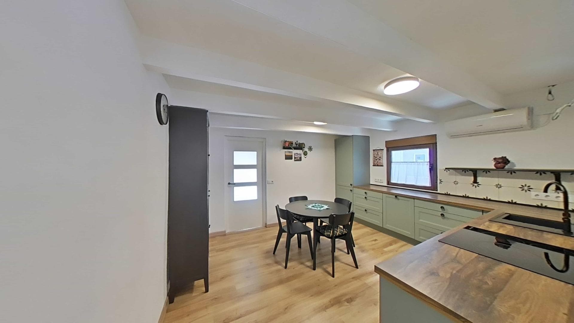 Traditional corner village house in Formentera del Segura recently refurbished and full of charm. It offers two double bedrooms, an additional room ideal as an office, two bathrooms, an independent kitchen with dining area, and a cosy living room with a fireplace. The property includes a pleasant interior patio, a solarium, and a large storage room with independent access, offering the possibility of converting it into an additional dwelling. Located right in the centre of the village, with supermarkets, shops, cafés, bars and restaurants just a short walk away. The house also has direct access to the promenade along the Segura River and its green areas — a peaceful, traditional setting to enjoy everyday life.