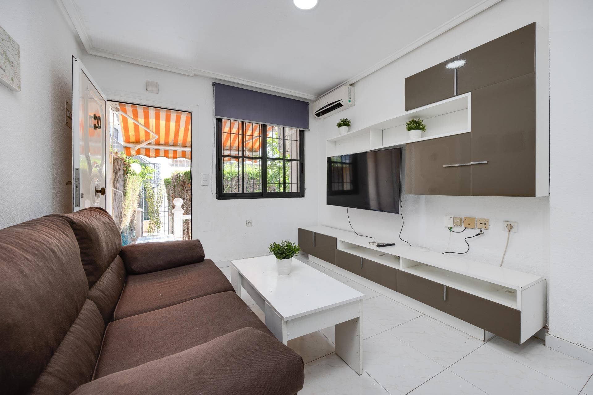 Discover this charming ground floor apartment, ideal for enjoying the Mediterranean climate all year round. With 60 m² of built space, the property features 2 cozy bedrooms, 1 full bathroom, and a bright living room that opens onto a private terrace—perfect for relaxing or spending time outdoors. Equipped with air conditioning, it ensures comfort in every season. The outdoor space includes a built-in barbecue, ideal for gatherings with family and friends. Sold fully furnished and ready to move in. Located in a quiet residential complex with spacious green areas, it offers a pleasant and relaxing environment. Perfect as a main residence, second home, or holiday rental investment. An excellent opportunity close to the sea and all essential services. Come visit—and fall in love!