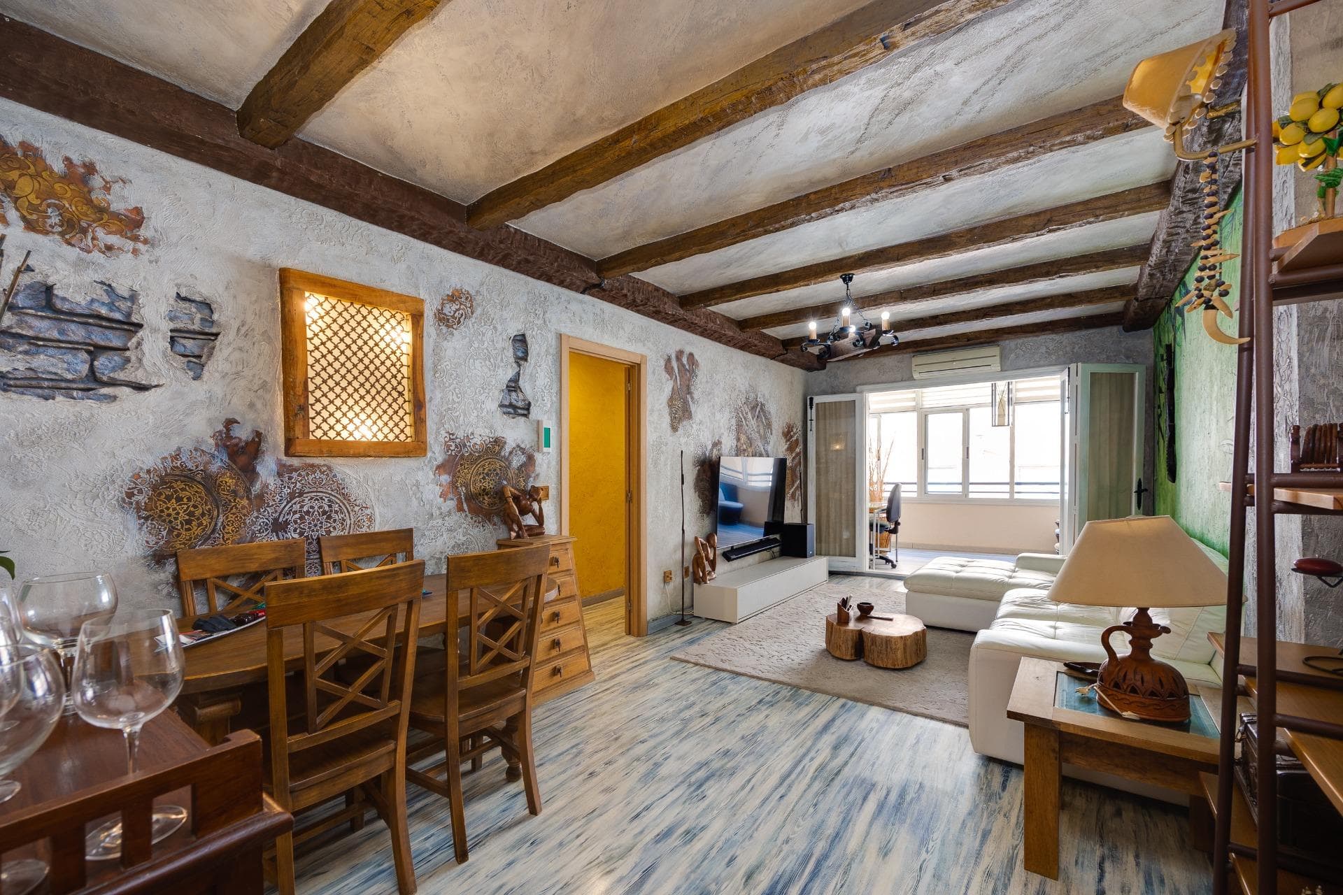 Encantador apartamento de estilo rústico recientemente reformado, situado en la zona de El Acequión, a solo 150 metros de la playa. Esta luminosa vivienda, ubicada en una primera planta, cuenta con 115 m² distribuidos en 3 amplios dormitorios y 2 baños completos. Con orientación sur, disfruta de luz natural durante todo el día, creando un ambiente cálido y acogedor. La propiedad se vende completamente amueblada y lista para entrar a vivir, destacando una elegante terraza acristalada ideal para disfrutar en cualquier época del año. La comunidad ofrece piscina para relajarse y disfrutar del buen clima. Su estilo rústico renovado combina el encanto tradicional con acabados modernos, aportando carácter y confort. Perfecto como residencia habitual o segunda vivienda junto al mar, con todos los servicios a pocos pasos.