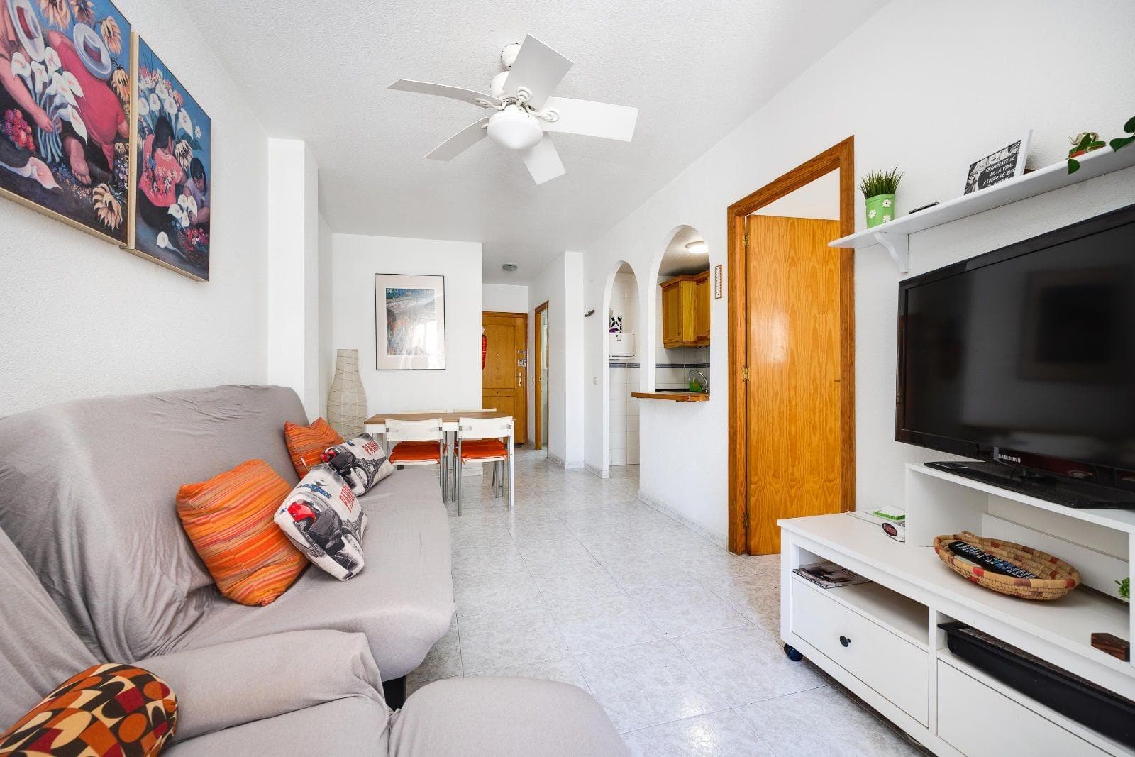 Luminoso apartamento ubicado cerca de la Playa de los Locos, en Torrevieja. La vivienda cuenta con un acogedor salón-comedor, que a su vez tiene conexión y fácil acceso a la cocina. 1 habitación con muy buena iluminación natural y armario empotrado. El baño lo encontramos nada más entrar a la vivienda, la primera puerta a la izquierda. También tiene una pequeña terraza con vistas a la calle del domicilio, C/ Mar Báltico 44. A tan solo 200 metros y 3 minutos andando, tenemos acceso a la Playa de los Locos, una de las diferentes que podemos encontrar en Torrevieja. Ideal para poder disfrutar del buen tiempo tan característico de la ciudad. A su vez se encuentra cerca del centro de Torrevieja, donde tiene al alcance todo tipo de servicios. ¡No dudes en contactar con nosotros para más información!