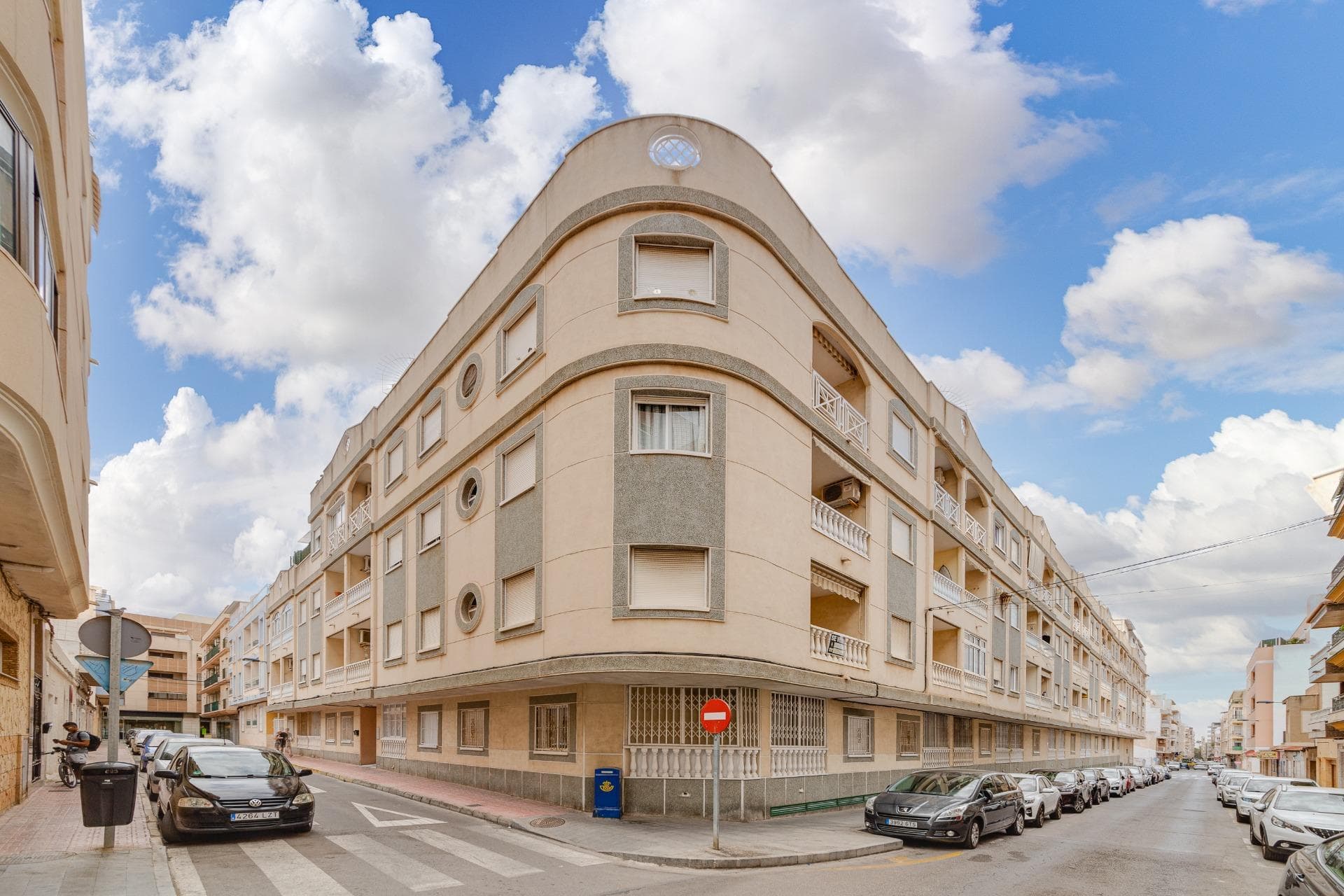 Apartamento en la calle San Lorenzo 2, centro de Torrevieja.  Para acceder a esta acogedora vivienda, entraremos por el portal llamado Nabila XVI hasta llegar a la planta 1. Al entrar a mano izquierda tenemos la cocina y enfrente el salón y comedor. Encontramos un dormitorio con un armario empotrado y un baño. También cuenta con una terraza con vistas a la piscina comunitaria, amabas perfectas para poder disfrutar del buen tiempo y el clima mediterráneo. Todos los espacios en buenas condiciones, la vivienda lista para que se pueda convertir en el hogar que estás buscando. Alrededor encontramos todo tipo de servicios a pocos minutos andando de distancia, uno de los lujos de estar ubicado en pleno corazón de la ciudad: supermercados, farmacia a la vuelta de la esquina, papelerías, tiendas, oficina de correos y mucho más. A 900 metros del apartamento podemos acceder al paseo marítimo de Torrevieja, donde tendremos a mano el puerto y diferentes calas y playas, como "las piscinas" o la playa del cura un poco más lejos. ¡No dudes en contactar con nosotros para más información! Mayrasa te espera.
