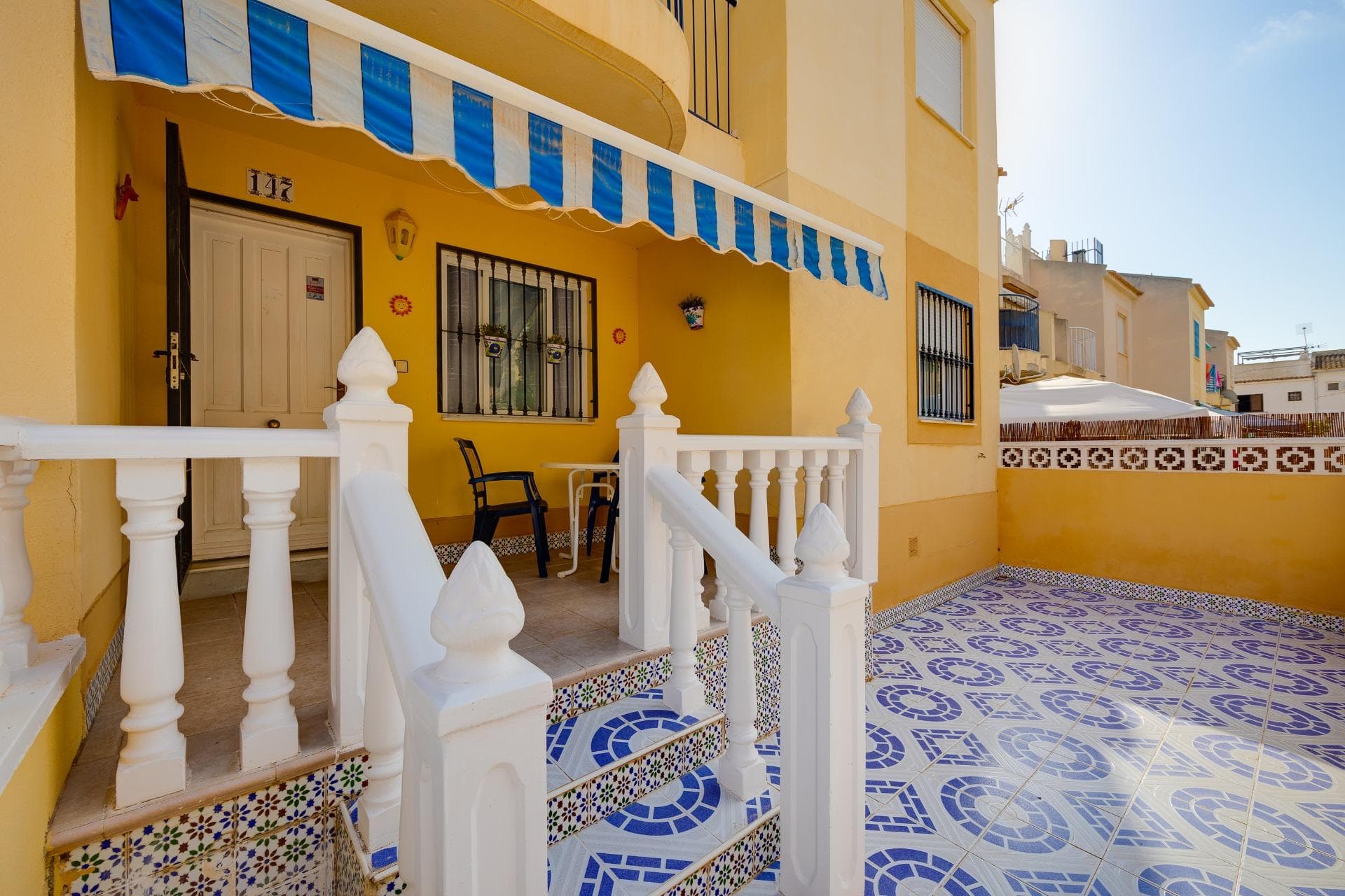 Bungalow en planta baja en venta en la tranquila zona de El Chaparral, en Torrevieja. La vivienda cuenta con dos dormitorios, un baño completo, salón con aire acondicionado y cocina funcional. En la parte exterior, ofrece una agradable terraza ideal para disfrutar del buen clima durante todo el año. Además, forma parte de una urbanización con piscina comunitaria y zonas verdes, perfecta para relajarse y disfrutar en familia. Situado en una zona residencial consolidada, este bungalow se encuentra rodeado de servicios como supermercados, farmacias, transporte público, cafeterías y restaurantes. A tan solo diez minutos en coche del centro de Torrevieja y de sus playas, la ubicación ofrece un entorno tranquilo sin renunciar a la cercanía con la costa y con las principales conexiones por carretera. Una opción ideal tanto como residencia habitual como para quienes buscan una segunda vivienda en la Costa Blanca.