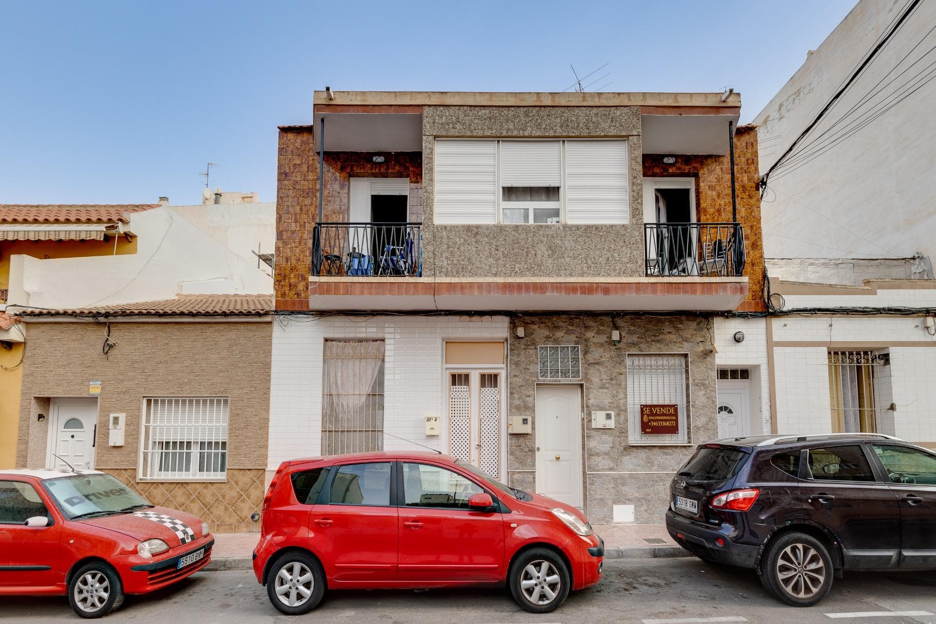 Este encantador apartamento en planta baja, situado en una ubicación privilegiada de Torrevieja, ofrece un estilo de vida cómodo y funcional. Con una superficie construida de 74 metros cuadrados, cuenta con 3 dormitorios espaciosos y 2 baños modernos, ideales para familias o para quienes buscan espacio adicional. La orientación sur garantiza una excelente entrada de luz natural durante todo el día, creando ambientes cálidos y luminosos.  Además, la vivienda dispone de un agradable patio privado y una amplia terraza, perfectos para disfrutar del clima mediterráneo, relajarse al aire libre o compartir momentos con familiares y amigos. Su ubicación estratégica permite un fácil acceso a servicios, comercios, y zonas de ocio, manteniendo la tranquilidad y calidad de vida. Este apartamento representa una oportunidad ideal para quienes desean vivir en una de las zonas más cotizadas de Torrevieja.
