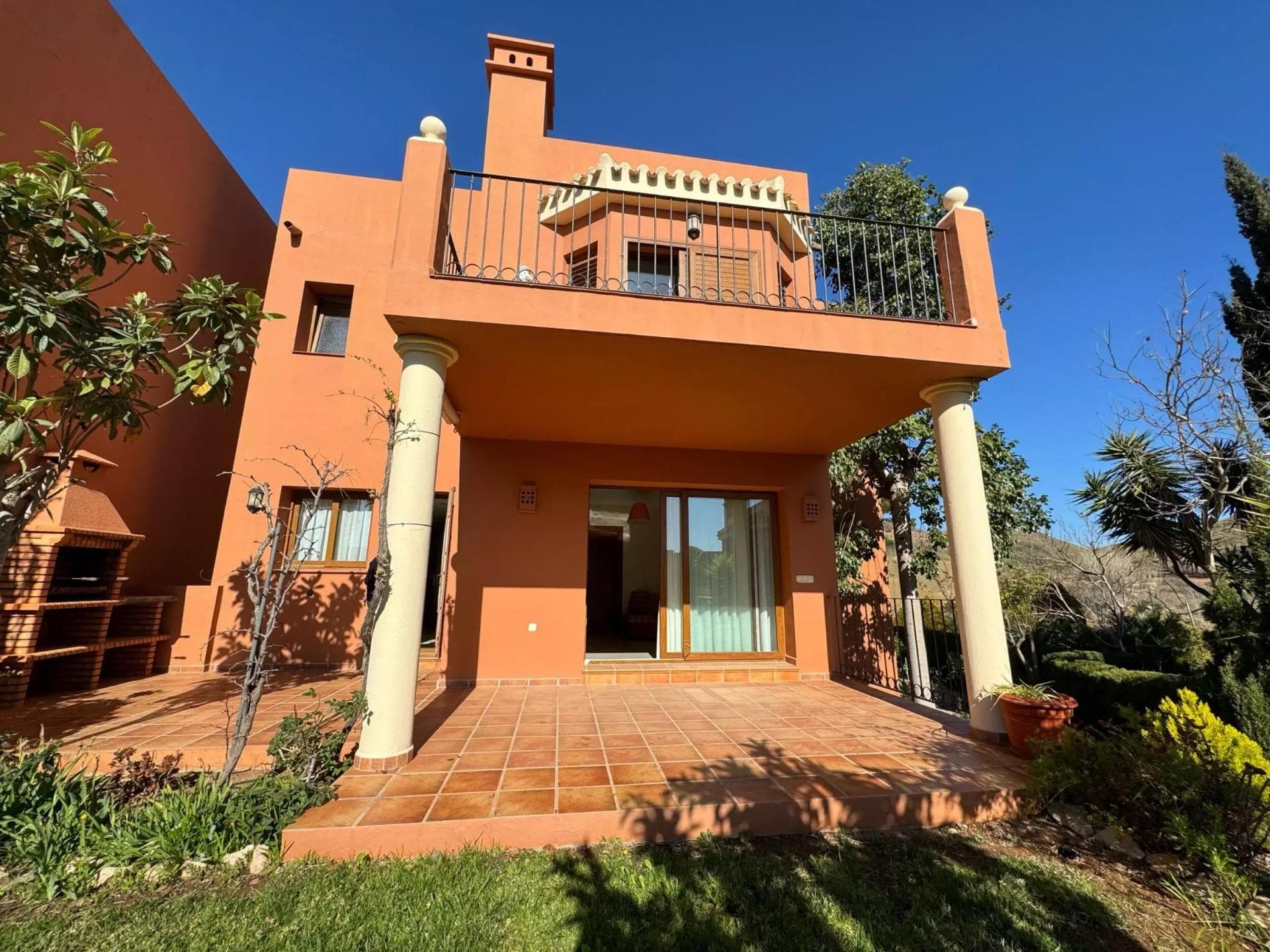& **¡Vive en el paraíso! Amplio chalet triplex adosado de esquina en La Manga Club** **¿Sueñas con una vida de lujo y tranquilidad en un entorno natural privilegiado?** ¡Este chalet en pleno corazon del Campo de Golf de la Manga Club es tu oportunidad!  **Imagina disfrutar de:** * **Amplia parcela de 498 m2:** Espacio para construir tu piscina privada y crear tu propio oasis. * **Vivienda de 313 m2:** Distribuidos en 5 dormitorios, 4 baños completos, salón comedor con chimenea, cocina equipada, lavadero, patio, jardín con barbacoa, terrazas y solárium privados. * **Materiales de alta calidad:** Carpintería exterior de PVC con acabado en madera, carpintería interior de madera, armarios empotrados, suelo radiante en cocina y baños, suelo de mármol y madera en el resto de la vivienda. * **Comodidades para toda la familia:** Sótano con puerta motorizada, varias habitaciones y zonas de aparcamiento en el sótano, piscina comunitaria y plaza de garaje. **No lo pienses más y ven a descubrir este chalet único.**  **¡Contacta con nosotros y programa tu visita!** **No te pierdas esta oportunidad de vivir en un lugar de ensueño.** **Información adicional:** * Ubicación: Campo de Golf * Superficie parcela: 498 m2 * Superficie vivienda: 313 m2 * Dormitorios: 5 * Baños: 4 * Extras: Piscina y jardines comunitarios, chimenea, cocina equipada, lavadero, patio, jardín con barbacoa, terrazas, solárium, sótano, plaza de garaje.