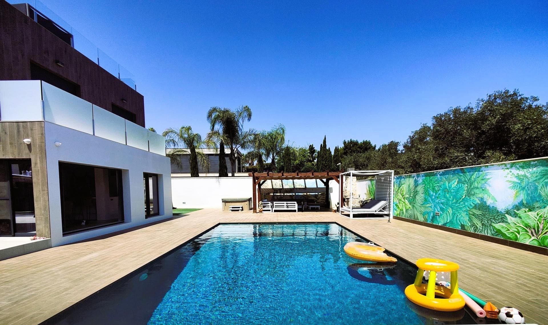 & ¡Villa de Lujo con Vistas al Mar en Cabo Roig! **¿Buscas una propiedad exclusiva en la Costa Blanca?** Esta impresionante villa en Cabo Roig te ofrece un estilo de vida inigualable, combinando lujo, confort y cercanía al mar. **Características principales:** * **Amplia parcela de 1000 m²:** Disfruta de un jardín privado, piscina climatizada, jacuzzi, zona de barbacoa, solárium y vistas panorámicas al mar. * **Vivienda de 380 m²:** Distribuida en 4 habitaciones dobles, 1 habitación sencilla, 2 baños completos, cocina equipada, amplio salón comedor, gimnasio, lavandería y diversas terrazas. * **Calidades de lujo:** Aire acondicionado, calefacción, alarma, armarios empotrados, chimenea, suelos de gres porcelánico, carpintería exterior de doble cristal, puerta blindada, puertas automáticas, jacuzzi, gimnasio y mucho más. * **Ubicación privilegiada:** A tan solo 140 metros de la playa, cerca de campos de golf, centros comerciales, restaurantes y todos los servicios que necesitas. **Disfruta de:** * **Vistas panorámicas al mar:** Despierta cada mañana con las impresionantes vistas al Mediterráneo. * **Amplios espacios interiores y exteriores:** Perfectos para disfrutar en familia o con amigos. * **Equipamiento completo:** La villa cuenta con todo lo necesario para que te sientas como en casa. * **Privacidad y seguridad:** La villa está ubicada en una zona tranquila y cuenta con un sistema de seguridad. **¡No pierdas la oportunidad de vivir en una de las zonas más exclusivas de la Costa Blanca!** **¡Contacta con nosotros para concertar una visita!** **Información adicional:** * Ubicación: Cabo Roig, Costa Blanca * Superficie parcela: 1000 m² * Superficie vivienda: 380 m² * Habitaciones: 5 * Baños: 2 * Extras: Piscina climatizada, jacuzzi, gimnasio, chimenea, vistas al mar, garaje, seguridad, zona infantil, etc. **¡Esta villa es perfecta para aquellos que buscan lo mejor de la vida en la Costa Blanca!** **¡Contáctanos hoy mismo!**
