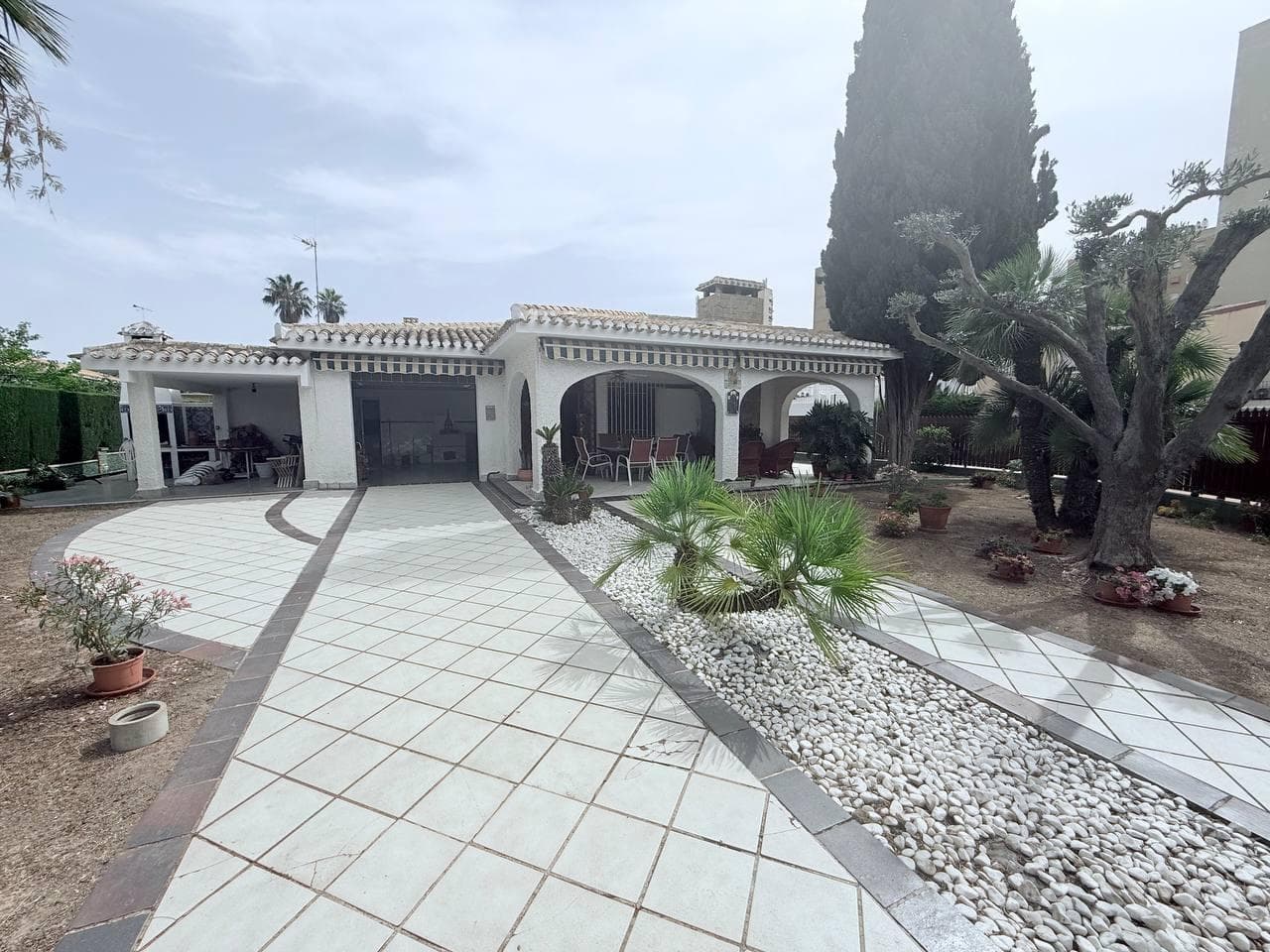 Discover this stunning villa in the prestigious area of Campoamor, an ideal place to enjoy the sun and the Mediterranean lifestyle. With a spacious living area of 260 square metres distributed over a plot of 800 metres, this property is perfect for families or those looking for space and comfort. Features of the property: - 4 double bedrooms, ideal for rest and privacy. - 3 complete bathrooms, one of them en suite for greater comfort. - Kitchen equipped with all the necessary appliances. - Living-dining room with fireplace. - Large terraces and patios to enjoy with family and friends. This property is in a central location, surrounded by services and amenities and very close to the sea. This villa in Orihuela Costa is not only a home, but a lifestyle, don't miss the opportunity to visit it and fall in love with its charm! Contact us for more information and to arrange a viewing.