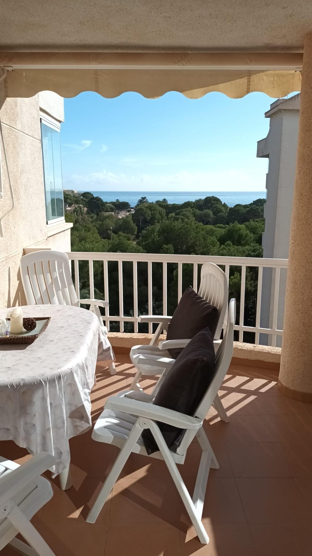 Apartment in Orihuela Costa - Zona Campoamor with sea views. We present a magnificent flat in the exclusive area of Campoamor, Orihuela Costa. With an area of 92 m², this property has two comfortable double bedrooms and a single bedroom, perfect for a family or to receive visitors. It also has two bathrooms, one of them en suite, offering comfort and privacy. Fully equipped kitchen with utility room and lounge/dining room, fully furnished. This flat is bright and has balconies and terraces offering unobstructed views and sea views, ideal to enjoy the Mediterranean climate. In addition, you will enjoy a communal garden, communal swimming pool and children's areas, paddle tennis court perfect for family recreation. The building has a lift, armoured door and video entry phone, underground parking which provides greater security.  Don't miss the opportunity to acquire this fantastic flat in Orihuela Costa, where you can enjoy an exceptional quality of life close to the coast, golf courses and everything you need to live comfortably.