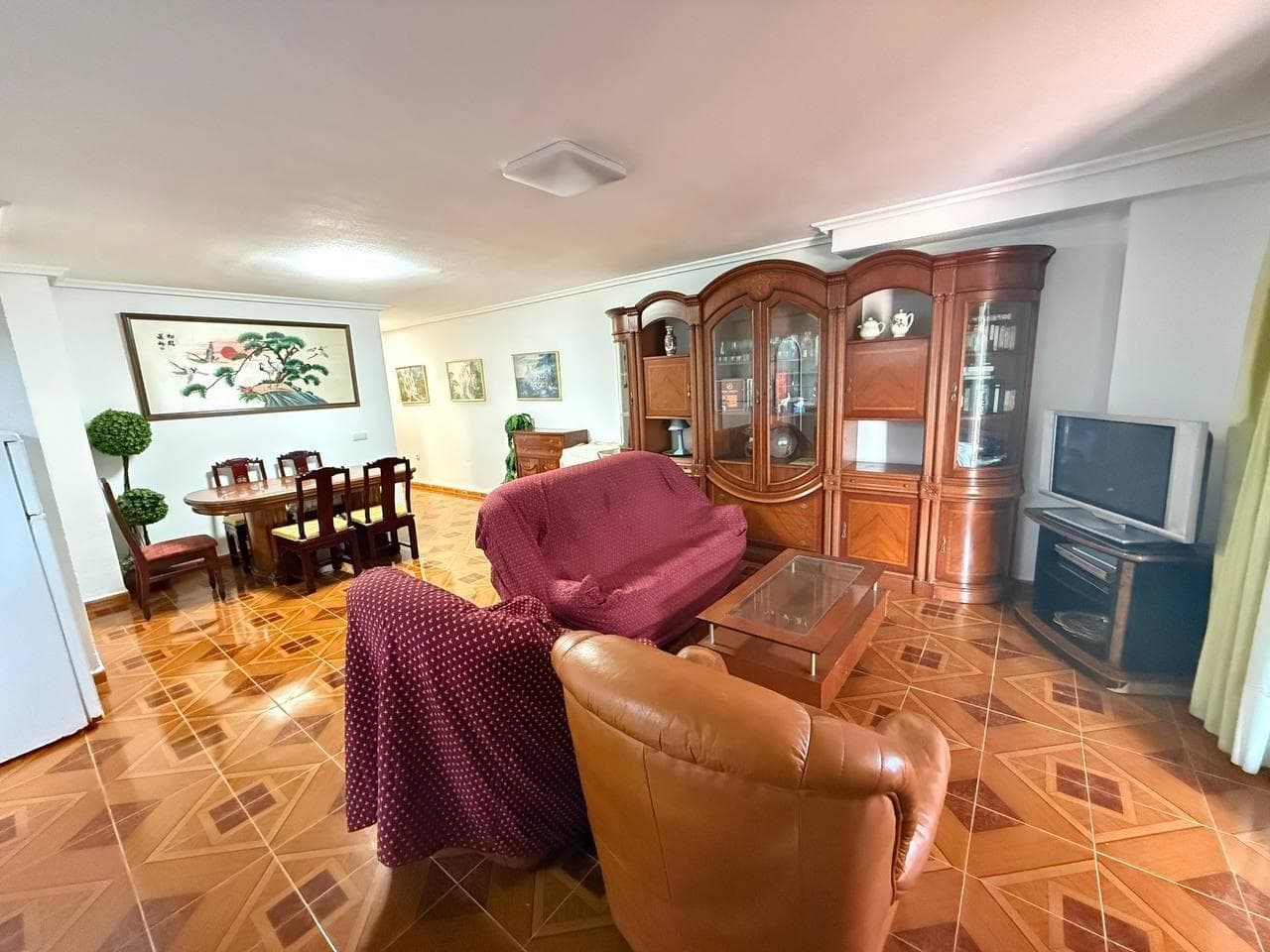 Te presentamos este magnífico apartamento de 3 dormitorios en punta prima, una propiedad ideal para disfrutar del clima y estilo de vida mediterráneo. Dispone 3 habitaciones dobles y 2 cuarto de baño, salon comedor totalmente aumeblado. La cocina está completamente equipada con electrodomésticos. Espacios exteriores. Luminoso patio y terraza perfectos para disfrutar del aire libre. Los residentes podrán disfrutar de zonas de ocio, restaurantes, bares y la playa a un paso andando. A pocos minutos encontrarás centros comerciales, supermercados y hospitales, además de centros médicos y colegios. A corta distancia encontramos a campos de golf y a la costa hace de este lugar un entorno ideal para los amantes del deporte y la naturaleza. Si buscas una vivienda vacacional ¡este apartamento en Punta Prima es una oportunidad que no puedes dejar pasar!