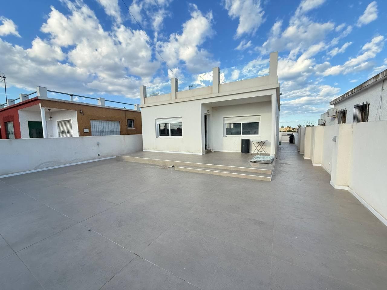 Te presentamos esta magnífica casa de una planta y grande solarium, con una parcela de 330m2, una propiedad semi nueva ideal para disfrutar del clima y estilo de vida mediterráneo. Dispone 2 habitaciones y 2 cuartos de baño, salon comedor, amueblado totalmente renovado y reformado. La cocina está completamente equipada con electrodomésticos modernos y de buena calidad. Espacios exteriores. Luminoso patio y terraza grande con piscina privada, barcacoa, y un solarium arriba de 70m2 con vistas despejadas perfectos para disfrutar del aire libre. Ideal para reuniones con amigos y familiares. Los residentes podrán disfrutar de todos servisios alrededor bares, restaurantes a pocos minutos andadno, ideales para familias. Además, está situado en una urbanización tranquila, rodeada de árboles y espacios verdes. A pocos minutos encontrarás centros comerciales, supermercados y hospitales, además de centros médicos y colegios. A corta distancia encontramos a campos de golf y a la playa unos 800 metros, hace de este lugar un entorno ideal para los amantes del deporte y la naturaleza. Si buscas una vivienda que combine confort, modernidad y una ubicación privilegiada, ¡esta casa en Cabo Roig es una oportunidad que no puedes dejar pasar!