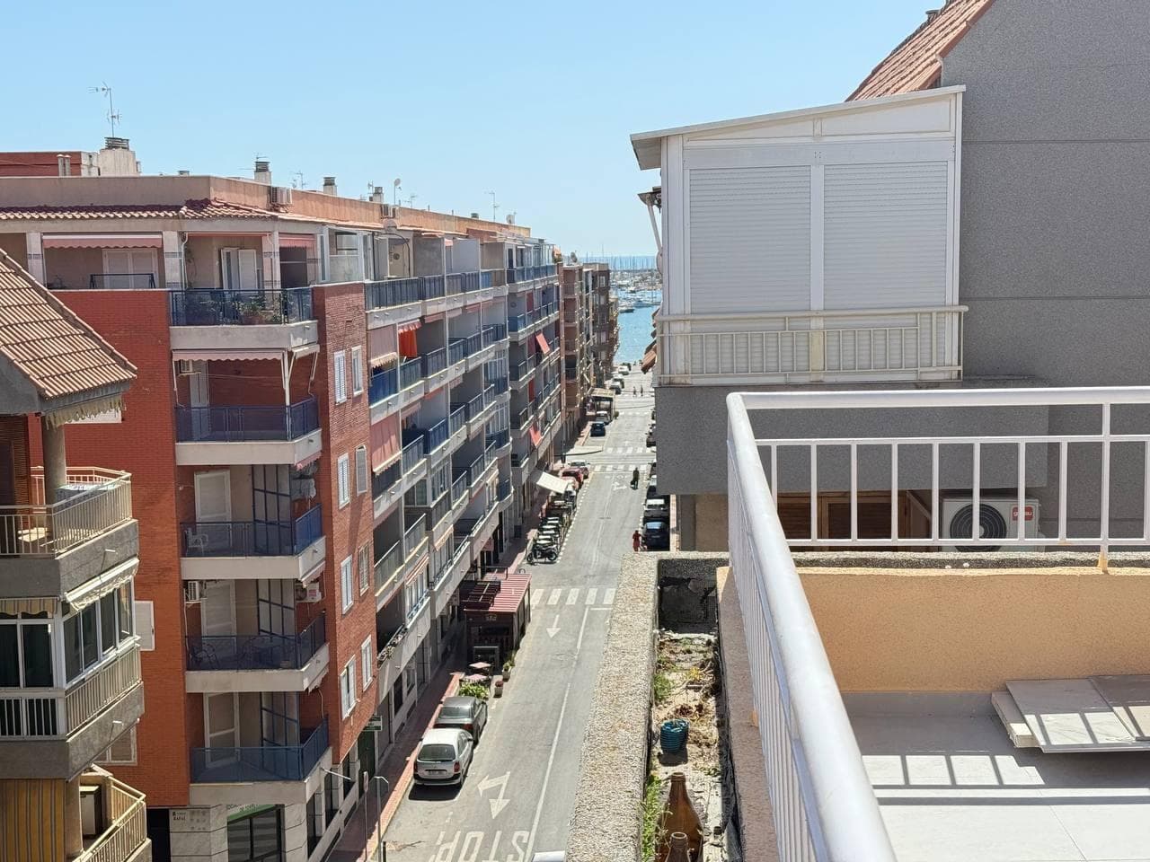 Te presentamos este acogedor atico totalmente reformado en la zona de Acequion, Torrevieja tan solo a 150m de la playa, es ideal tanto para vivir todo el año como para disfrutar de unas vacaciones. Con una superficie de 68 m², la vivienda se compone de 2 amplias habitaciones, un baño completo, salon comedor, cocina independiente y equipada y con electrodomesticosnuevos y modernos, una terraza amplia con vistas al lago y mar, y una piscina comunitaria perfectas para ofrecer comodidad y privacidad. El apartamento se encuentra en una ubicación céntrica, con fácil acceso a autobuses, lo que facilita el transporte hacia otras áreas. La cercanía a las playas Acequion y Nuerfano, centro comercial Bulevar La Zenia, colegios, hospitales, así como a parques y zonas infantiles, asegura que todas las necesidades diarias estén a solo unos minutos. ¡No pierda la oportunidad de vivir en este maravilloso apartamento en Torrevieja! Contáctenos para más información o para agendar una visita.