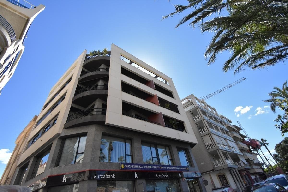 Se VENDE luminoso y espacioso piso de 137 m² en la planta 4ª de un edificio con ascensor. La vivienda cuenta con 3 habitaciones con armarios empotrados, 2 baños completos, una amplia terraza ideal para disfrutar del clima mediterráneo, y un salón-comedor acogedor. Cocina funcional y trastero incluido. Incluye plaza de garaje en el precio. En buen estado, listo para entrar a vivir. Ubicado en una zona centrico y bien comunicada, cerca de todos los servicios: supermercados, colegios, zonas verdes y transporte público.