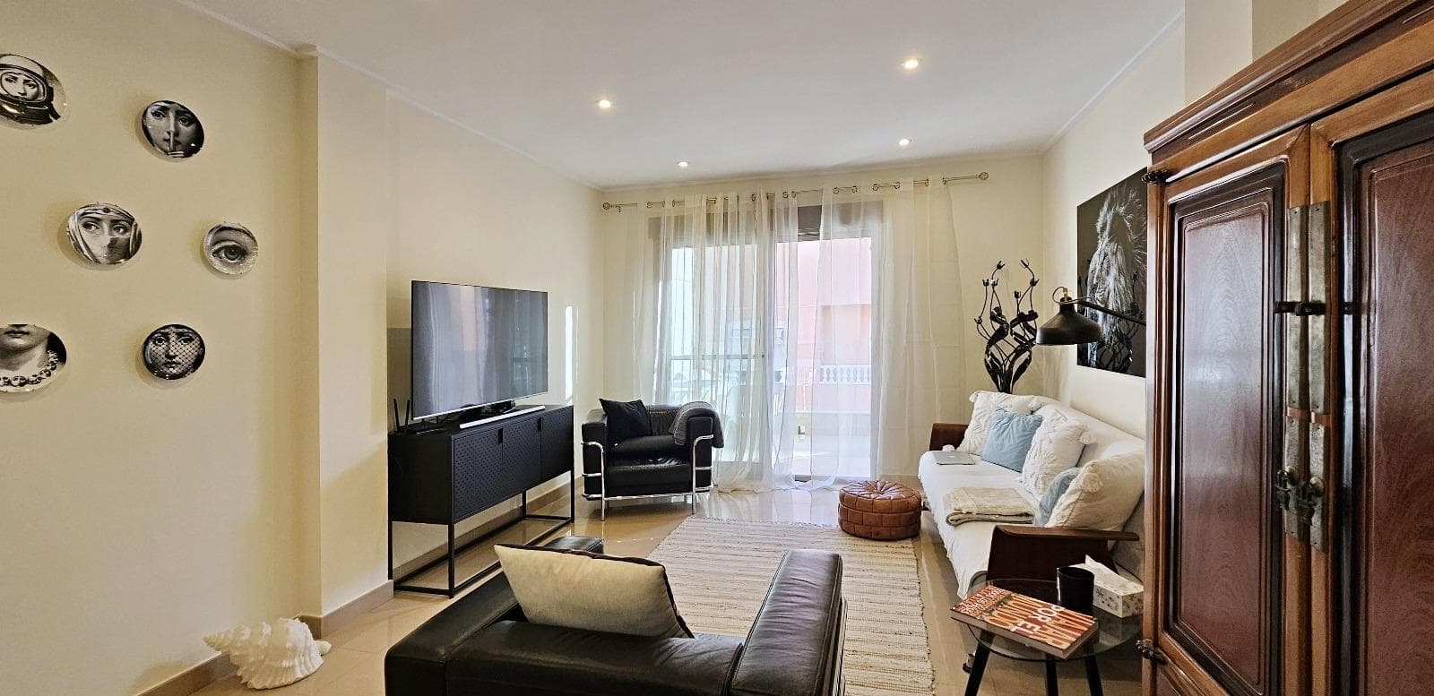 This modern apartment with a garage is located in the center of the city, right by the sea, a few steps from the promenade and the best beaches in the city. It is located on the penultimate (third) floor of a recently completed house. The apartment has 3 bedrooms, a living room, a separate kitchen with a window and two separate bathrooms. The 8 m2 loggia is east-facing. The entire apartment is fully air-conditioned. The apartment also has a parking space in the underground garage directly in the house and a cellar storage room. There is also a shared bicycle/buggy storage room. The street is a very quiet one-way street. There are many restaurants, shops, parks, theaters, etc. in the area. A supermarket is around the corner. Very good Very good transport connections due to the integrated city bus service and the nearby central bus station. It is an spacious apartment in perfect condition, ready to move in without any additional investments.