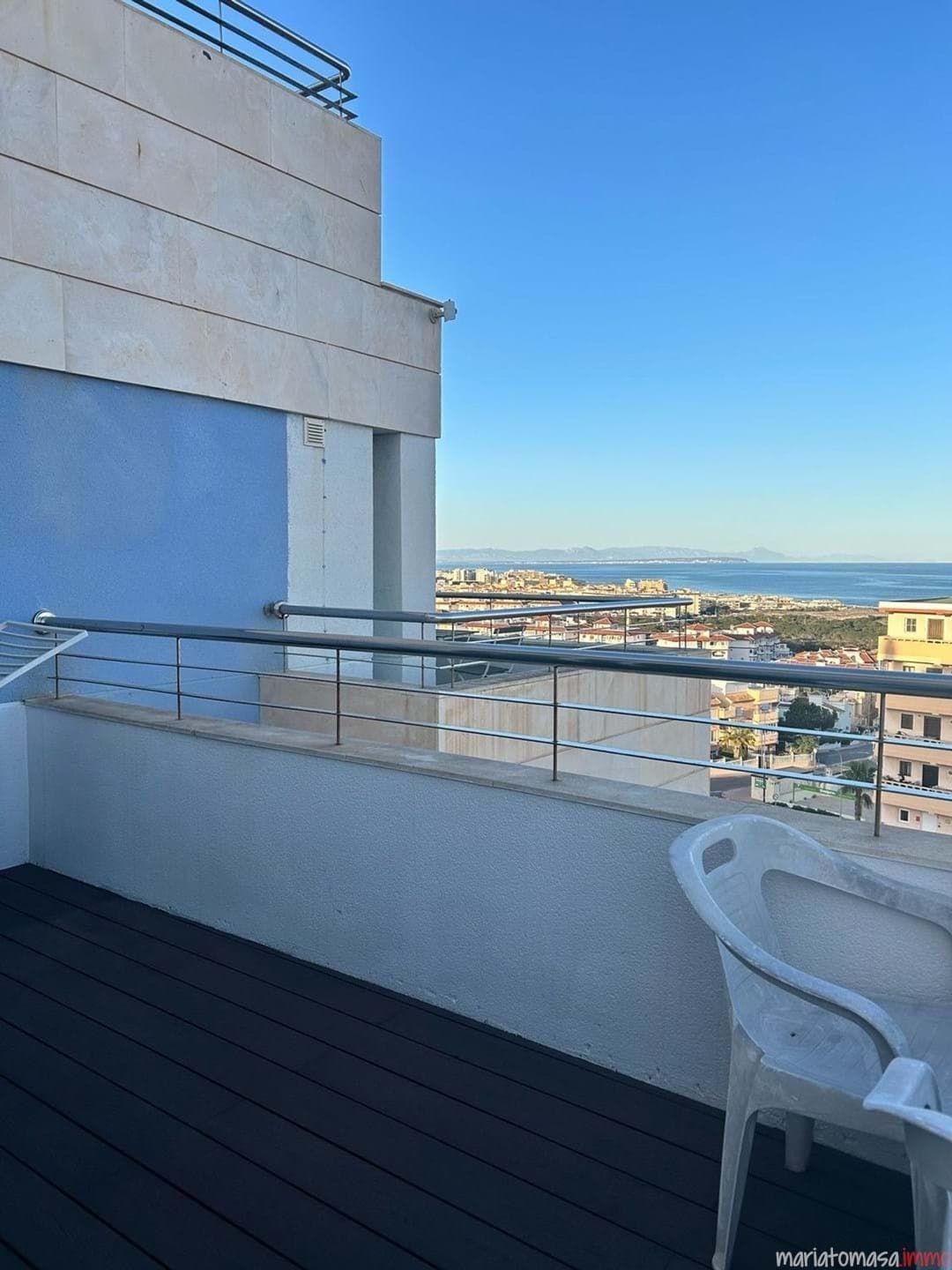 Estupendo ático de dos plantas con terrazas barbacoa y vistas increíbles. superficie construida 89,59m 2, solárium 67,76 m 2.