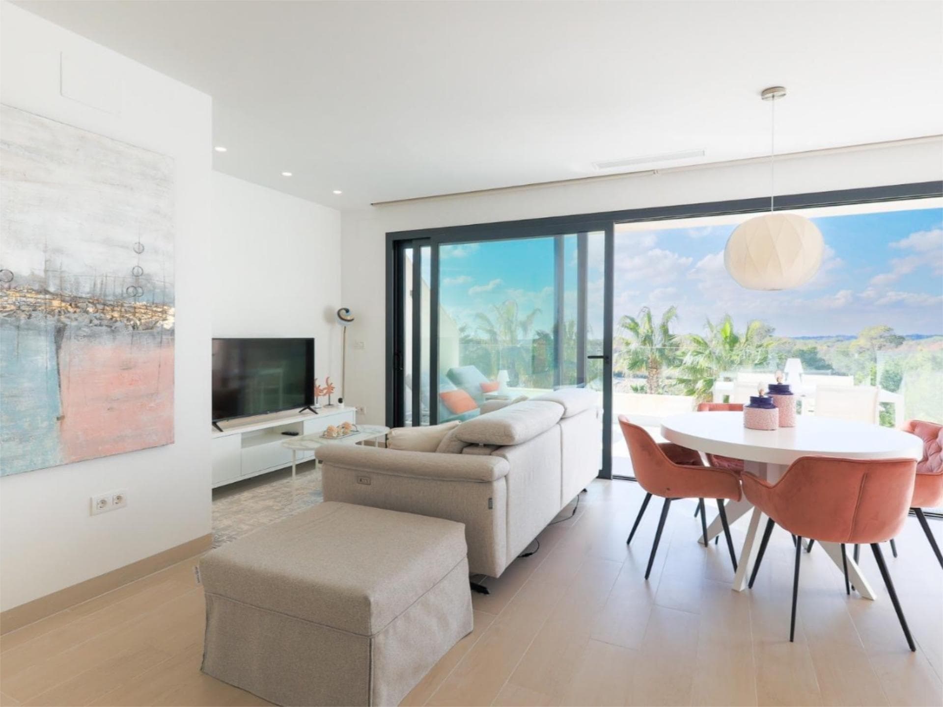Un apartamento de estilo contemporáneo en segunda planta de 2 dormitorios y 2 baños situado en la Comunidad Hinojo de Las Colinas Golf (Orihuela costa, Alicante).Las zonas comunes de la Comunidad Hinojo incluyen hermosas zonas ajardinadas, una gran piscina comunitaria y espacios para relajarse rodeados de palmeras y zona verde natural. Este apartamento orientado al sur tiene una superficie construida de 76 m2 y una gran terraza de 20 m2. La propiedad también incluye aparcamiento subterráneo privado con una plaza de garaje y dos trasteros. La distribución interior consta de un amplio salón-comedor abierto con cocina totalmente equipada, dormitorio principal con baño en-suite, otro dormitorio doble y un baño de invitados separado. El apartamento se vende completamente amueblado (también el mobiliario exterior), incluyendo todos los extras de alta gama (aire acondicionado por conductos, calefacción por suelo radiante en los baños, persianas eléctricas en ambos dormitorios, persianas enrollables eléctricas en toda la vivienda y toldo eléctrico en la terraza) cada elemento, incluyendo carpintería y suelos, tiene un diseño exclusivo. Ofrece a sus propietarios una completa oferta deportiva y de ocio: Las Colinas Sports & Health Club, un club de raqueta, tres restaurantes con una variada propuesta gastronómica y un Beach Club en primera línea de playa de Campoamor; WOW Beach, que junto con el restaurante il Palco, se ha convertido en un referente en la zona.