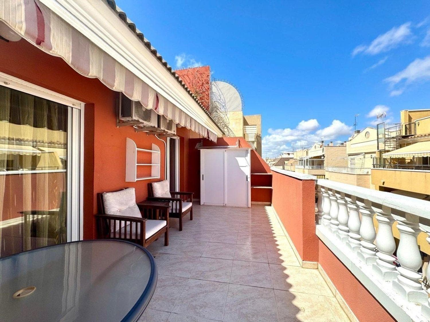 ¡Ahora os presentamos este fantástico ático en segunda línea de Playa del Cura en el centro de Torrevieja! El ático ofrece un generoso dormitorio, un baño y un gran salón. Desde el salón se accede directamente a la fantástica terraza orientada al norte. Aquí tienes una vista sin obstáculos y la luz fluye hacia el apartamento. ¡Perfecto tanto para vivir todo el año como para vacaciones! Aquí vives en pleno centro, a sólo 50 m de la playa y del bonito paseo marítimo que te lleva a lo largo de la costa. A poca distancia hay una amplia gama de restaurantes, bares y cafeterías. La estación de autobuses está cerca y podrás llegar fácilmente a las localidades cercanas o al aeropuerto.
