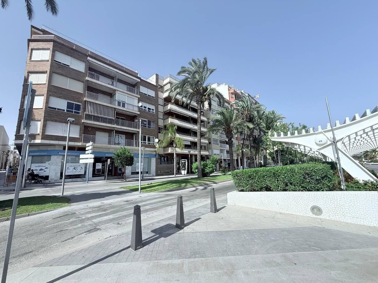 Te presentamos este excelente apartamento en primera línea de playa con vistas al mar en Paseo de Torrevieja. Una propiedad con vistas despejadas al mar ideal para disfrutar del clima y estilo de vida mediterráneo. Dispone 4 habitaciones y 3 cuartos de baño, amplio salon comedor, con la salida de una terraza grande con vistas al mar. La cocina está independiente, un patio y lavanderia que tiene salida desde la cocina. Dormitorio principal con baño suite y vistas al mar. Esta vivenda es para reformar y convertir en un hogar previligioso para disfrutar con familia o de vacaciones. Denro de comunidad hay video vigiliancia de seguridad 24h, para su comonidad y seguridad. Espacios exteriores. Luminoso patio y terraza perfectos para disfrutar del aire libre con vistas al mar puerto y paseo de Libertad. Ideal para reuniones con amigos y familiares. Los residentes podrán disfrutar de todos servisios alrededor bares, restaurantes a un paso andadno, ideales para familias. Además, está situado en una avenida principal de Torrevieja, rodeada de árboles, plaza, paseo y espacios verdes. A pocos minutos encontrarás supermercados, farmacias y otros servicios alrededor, además de centros médicos y colegios. A corta distancia encontramos la playa unos 50 metros, hace de este lugar un entorno ideal para los amantes del playa, sol y la naturaleza. Si buscas una vivienda que combine confort, y una ubicación privilegiada, ¡este apartamento en Torrevieja es una oportunidad que no puedes dejar pasar!