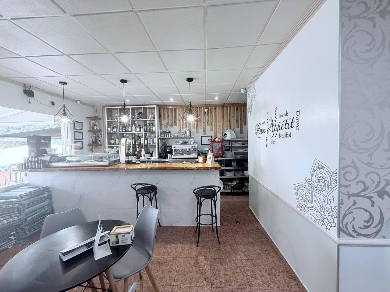 Se traspasa bar en Punta Prima. Negocio funcional, tiene 2 salones y 2 terrazas una pequena cubierta de 30m2, y otra abierta con unos 10 mesas fuera, salon principal con una cocina y baños, y otro salon. Se traspasa con todo equipado por 42000, y un alquiler mensual 816+ iva al mes.