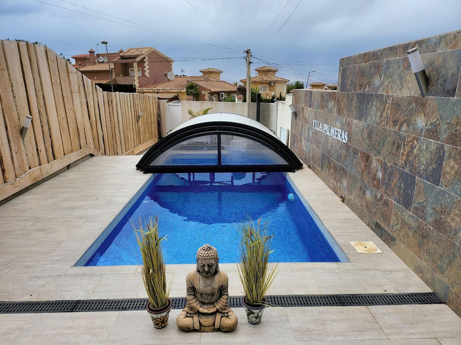 Una casa adosada de ensueño de 2 plantas con un total de 121 metros cuadrados en una ubicación apartada con maravillosos espacios sociales, dos patios, sauna de infrarrojos y piscina privada ubicada en una de las direcciones más atractivas de Los Balcones - Torrevieja. La casa está totalmente reformada en 2019 (electricidad, tuberías, paredes.. . ). ¡Ven y negocia directamente con el propietario! Casa sólida en perfecto estado con piscina privada climatizada, nuevos electrodomésticos lujosos y porcelana de diseño en los baños, así como muebles y decoración que se pueden negociar. La planta de entrada ofrece un plano moderno y elegante con isla de cocina y buen espacio para mesa de comedor con capacidad para unas 4-6 personas, amplio pasillo con mucho espacio de almacenaje, baño en suite con ducha y un amplio dormitorio con salida a un bonito patio con trastero, y escaleras hasta el balcón. El salón es luminoso y con salida al patio con baldosas y una bonita piscina privada cubierta. En la segunda planta se encuentran otros dos preciosos dormitorios, el principal tiene un espacio fantástico con salida a la azotea y una moderna escala de colores con grandes ventanales que ofrecen una fantástica vista del lago salado. El tercer dormitorio tiene acceso a un fantástico balcón de 26 m2 orientado al sur con una bonita pérgola y un baño totalmente reformado con azulejos modernos y porcelana lujosa es lo que encontramos en esta planta. En la parte delantera de la casa tenemos el sol de la mañana y la piscina cubierta y climatizada y en la parte trasera está el mágico patio donde se puede disfrutar de una maravillosa cena con la familia y los amigos y tener acceso al maravilloso balcón con sol de día y de tarde. La casa está completamente reformada de arriba a abajo con materiales de alta calidad y decorada con buen gusto con muebles y azulejos adecuados. Todas las ventanas / puertas de las ventanas tienen mosquiteras incorporadas que se pueden abrir, hay dos televisores, la ducha exterior se calienta mediante energía solar y muchos más detalles que hay que ver in situ para apreciarlos en esta fantástica casa. Aquí se vive en una zona tranquila a poca distancia de la ciudad y cerca de colegios y tiendas de comestibles, farmacias y restaurantes.