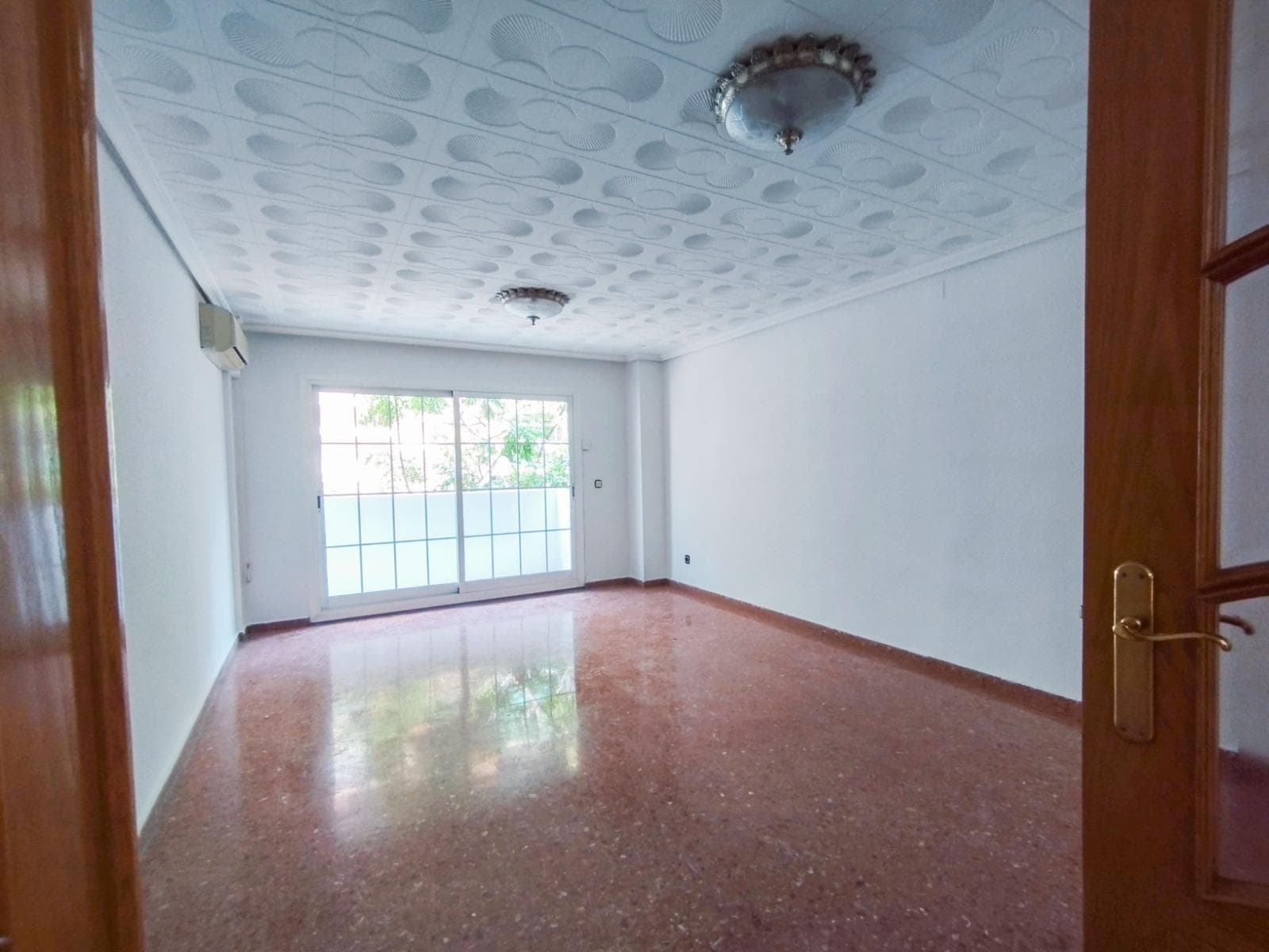 ¡Oportunidad en Patraix! Piso amplio y luminoso de 118 m² con 4 dormitorios y 2 baños, ideal para familias. Ubicado en un 2º piso con ascensor, cuenta con cocina independiente, balcón en el salón y galería junto a la cocina. Dispone de aire acondicionado y calefacción por splits. Situado en una zona tranquila y bien comunicada, cerca de servicios, transporte y comercios. ¡Por 312.000 €, es una excelente inversión en Valencia!