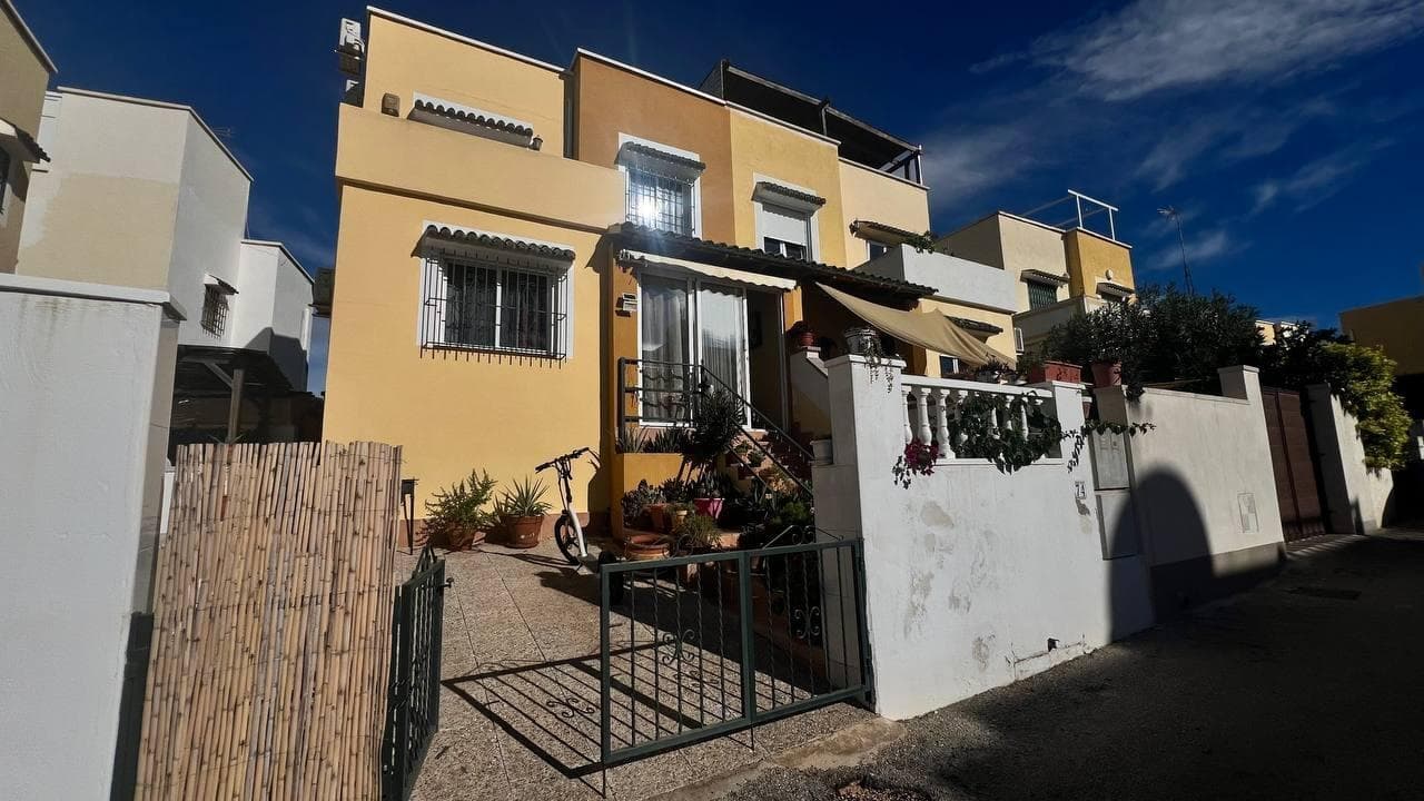 Encantador Adosado en Orihuela Costa – 185.000 € Este precioso adosado de dos plantas ofrece un espacio luminoso y cómodo, con 3 dormitorios, 2 baños completos y una distribución excelente. La vivienda cuenta con una amplia terraza delantera y un jardín privado con espacio para aparcar el coche, además de un solárium privado — ideal para disfrutar del sol y del clima mediterráneo durante todo el año. Ubicado en una urbanización cerrada, muy tranquila y bien cuidada, con piscina comunitaria y zonas verdes perfectas para relajarse. 📍 Zona: Situado en Orihuela Costa, una de las áreas más cotizadas de la Costa Blanca. En los alrededores hay supermercados, restaurantes, bares, farmacias y centros comerciales como La Zenia Boulevard. Las playas de arena fina y los campos de golf más reconocidos de la zona están a pocos minutos en coche. ✅ Características principales: Superficie: 82 m² 3 dormitorios, 2 baños Dos plantas + solárium privado Terraza delantera y jardín con aparcamiento Urbanización cerrada con piscina Año de construcción: 2001 Ideal tanto para vivir todo el año como para disfrutar de unas vacaciones en la costa mediterránea.