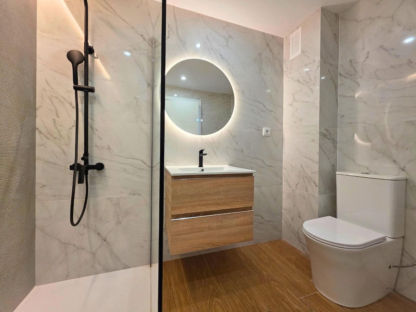 Te presentamos excelente adosado totalmente reformado con piscina comunitaria en Aguas Nuevas. Dispone 2 dormitorios dobles, 2 cuartos de baños, 1 aseo, salón comedor. La cocina equipada con nuevos electrodomésticos, una terraza de 40m2 para disfrutar de reuniones familiares, aparcar un coche si lo desea , con la piscina comunitaria y jardín delante. Esta situado en una zona con todos los servicios alrededor, y la playa a unos 2 km. Característica de reforma: -Gres porcelánico tipo marmoleado blanco en suelos, alicatados porcelánicos imitación piedra y madera -terrazas nuevas suelo porcelánico imitación piedra en gris. -instalaciones y splits nuevos incluidos frio y calor con control wifi en mobil. -Electrodomésticos nuevos (vitro, nevera, horno y micro, lavadora). -Griferías y mamparas de ducha nuevas en negro mate. -Muebles de baño nuevos, suspendidos en pared, en 2 baños y aseo. -Sanitarios nuevos porcelánicos de diseño moderno. -Climatización mediante Splits frío y calor en salón y 2 dormitorios con control por wifi,enciendelos cuando llegues al aeropuerto desde el movil y disfruta de tener la casa a tu gusto, cuando llegues. Acceso vehículos con mando para aparcar dentro o en frente de la casa. Los imagines son terminaciones similares de una propiedad reformada anterior de mismas características. *este anuncio no es vinculante, puede contener errores o variaciones. Se muestra a título informativo y no contractual*.