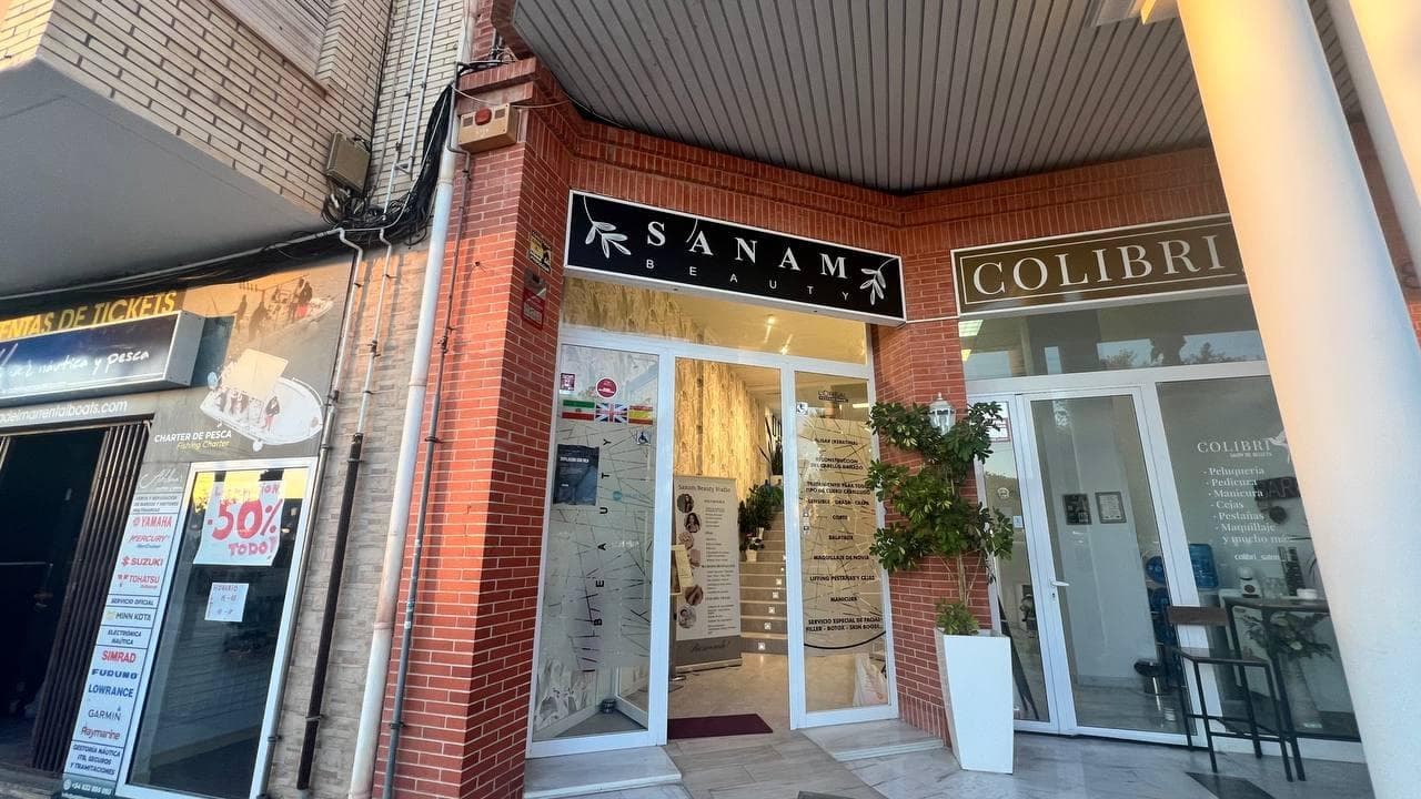 Fantastic opportunity to rent a ready-to-operate beauty and hair salon in one of the most sought-after and touristic areas of Torrevieja, the Puerto Deportivo / Marina zone. Surrounded by restaurants, shops, hotels, the marina and the promenade, this location enjoys constant foot traffic all year round, with a strong influx of international visitors during high season. The salon is presented in excellent condition, with a bright and welcoming interior, modern finishes and a practical layout designed for comfort and efficiency. It is ideal for a hair salon, beauty studio, aesthetics centre or wellness business, and is offered fully equipped, allowing you to start working immediately. ✨ Salon Equipment & Features (as seen in photos): • Approx. 3 professional styling stations with mirrors • 2 wash basins with reclining chairs • Reception / welcome counter • Wall mirrors and full-length mirrors • Shelving and product display units • Hair dryers and hood dryers • Colour mixing and preparation area • Storage cabinets and built-in cupboards • Lighting adapted for professional beauty treatments • Air conditioning • Clean, modern flooring and neutral décor 📍 Prime Location Advantage Located just minutes from the sea and marina, this salon benefits from high visibility and easy access, attracting both local residents and tourists. A perfect setting to build a loyal clientele while benefiting from seasonal demand. 💼 Additional Key Benefit ✔️ Possibility to transfer the existing license / activity, offering a major advantage for professionals looking for a fast, hassle-free start without long administrative delays. This is a turnkey opportunity in one of Torrevieja’s most vibrant commercial areas — ideal for experienced professionals or entrepreneurs seeking a strategic business location on the Costa Blanca. 📞 Contact us today for more information or to arrange a viewing. Opportunities like this are rare in Puerto Deportivo.