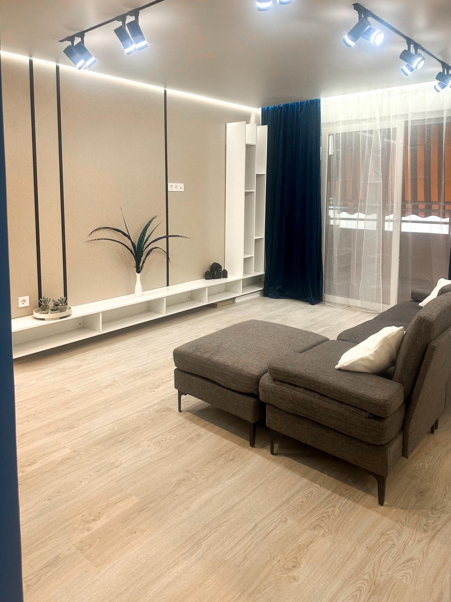 Apartamento totalmente reformado a tan solo 50 metros de la Playa del Acequión, en una ubicación privilegiada de Torrevieja, rodeado de todos los servicios y comodidades. La vivienda cuenta con 90 m² construidos distribuidos en un amplio y luminoso salón-comedor, 2 dormitorios y 2 baños completos. Ha sido reformada integralmente con materiales de alta calidad, incluyendo sustitución de ventanas y puertas, renovación completa de la instalación eléctrica y de fontanería, así como actualización del sistema de alcantarillado. Dispone de aire acondicionado por conductos, termo eléctrico de 100 litros con conexión WiFi y moderna cocina equipada con electrodomésticos integrados Bosch. Se vende completamente amueblado con mobiliario nuevo, listo para entrar a vivir. Además, ofrece una amplia terraza ideal para disfrutar del clima mediterráneo y plaza de garaje. Existe la posibilidad de adquirir un segundo garaje en el mismo edificio. Garage opcional 18000€ Una excelente oportunidad tanto como vivienda habitual, segunda residencia o inversión junto al mar.