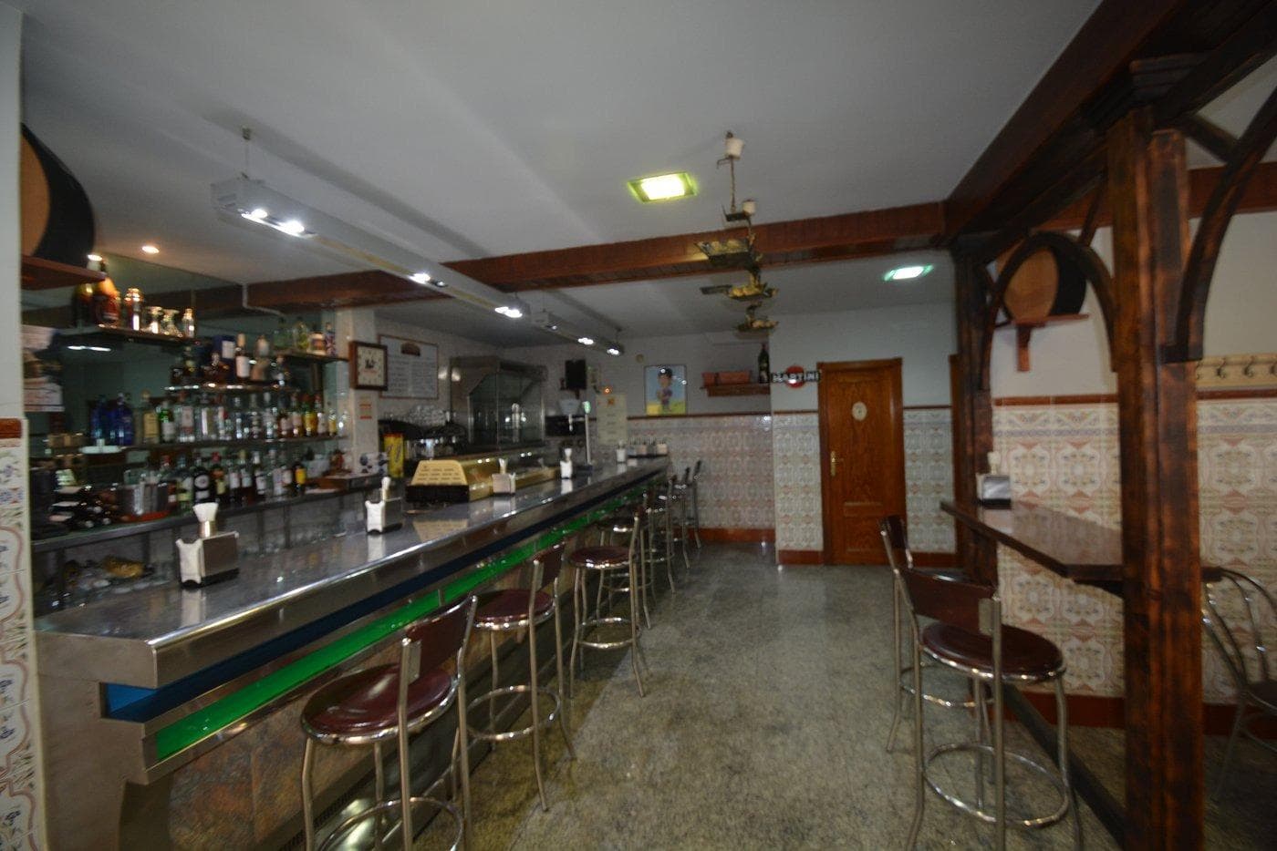 Ref. V-1657. ¡¡ GRAN OPORTUNIDAD DE NEGOCIO !! Por jubilación se venden dos locales comerciales en el centro de Bigastro, un local de 70 m2. construidos, totalmente equipado y actualmente funcionando como bar, con cocina, salón y dos aseos. Salida de humos. Aire acondicionado. Un segundo local de unos 110 m2. construidos, con dos persianas y usado como almacén, ideal para cualquier tipo de negocio. Los locales se encuentran en el centro del casco urbano, zona con todos los servicios cercanos, con gran afluencia peatonal y de vehículos. Se pueden estudiar dos opciones: (1) Traspaso de 25.000 € con un alquiler de 700 € mensuales. (2) Opción a compra con una opción de 30.000 € y 1.000 € mensuales de alquiler durante un periodo de tiempo negociado. ¡¡ No dude en contactar con nosotros para cualquier aclaración o cualquier duda y concertar un visita !!