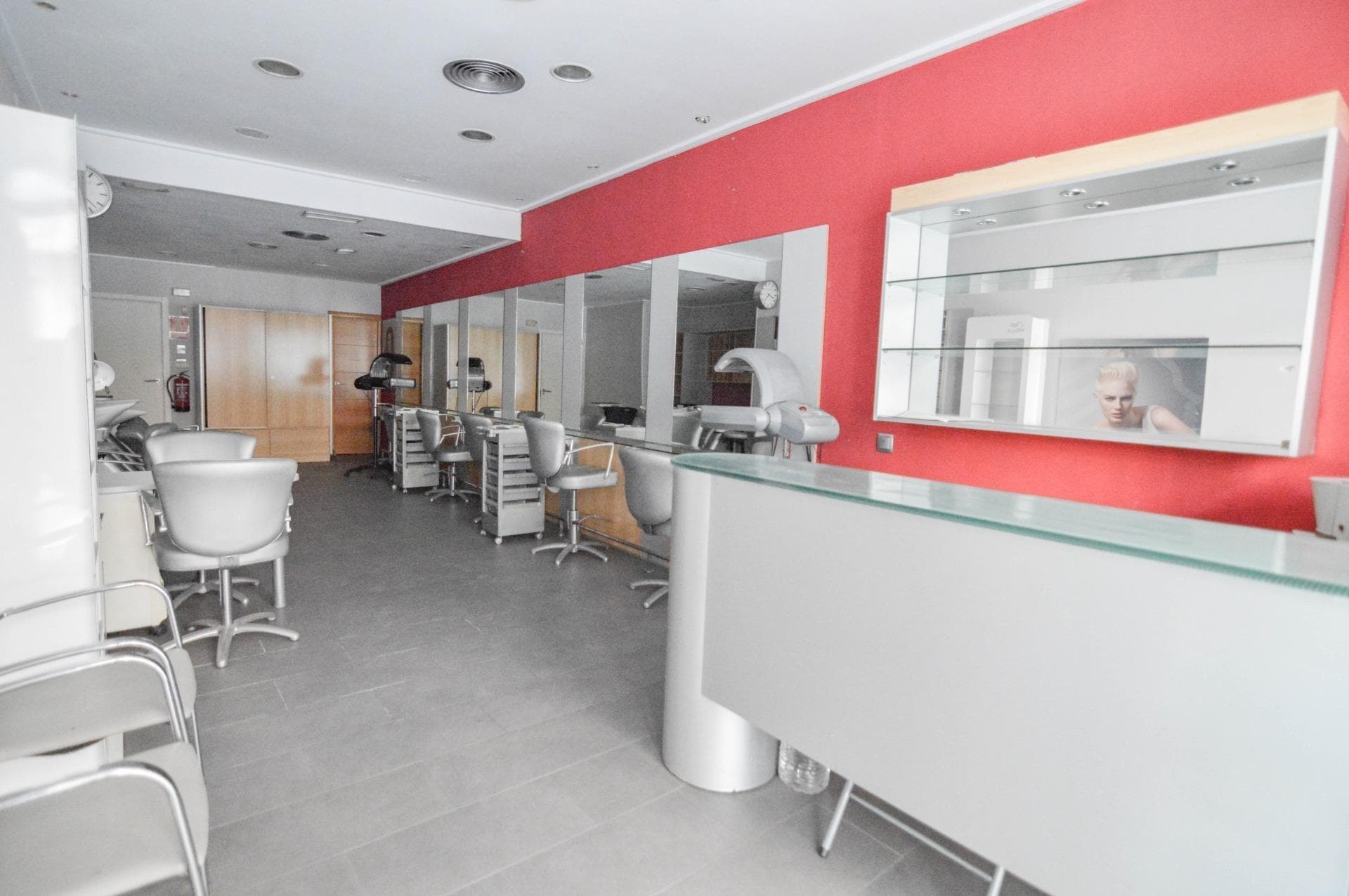 Commercial premises for sale at street level, finished as a hairdresser's in the center of Torrevieja. On María Parodi street (between Ramón Gallud and Caballero de Rodas streets). Commercial premises on the ground floor of 55m2 equipped as a unisex hairdresser. Ideal to start your own hairdressing and beauty business. Located in the urban area of Torrevieja. In Caballero de Rodas street Nr. 30, with access from María Parodi street. Torrevieja The place has 8 cutting positions, 3 head washers, a reception with a bar, a storage room with 2 electric water heaters, 2 foot dryers, a worktop with a sink, a washing machine and a dryer. Bathroom with shower. Air conditioning machine included. It is sold fully equipped. It has a shop window and access door from María Parodi street. Surrounded by shops, restaurants, post office, town hall...