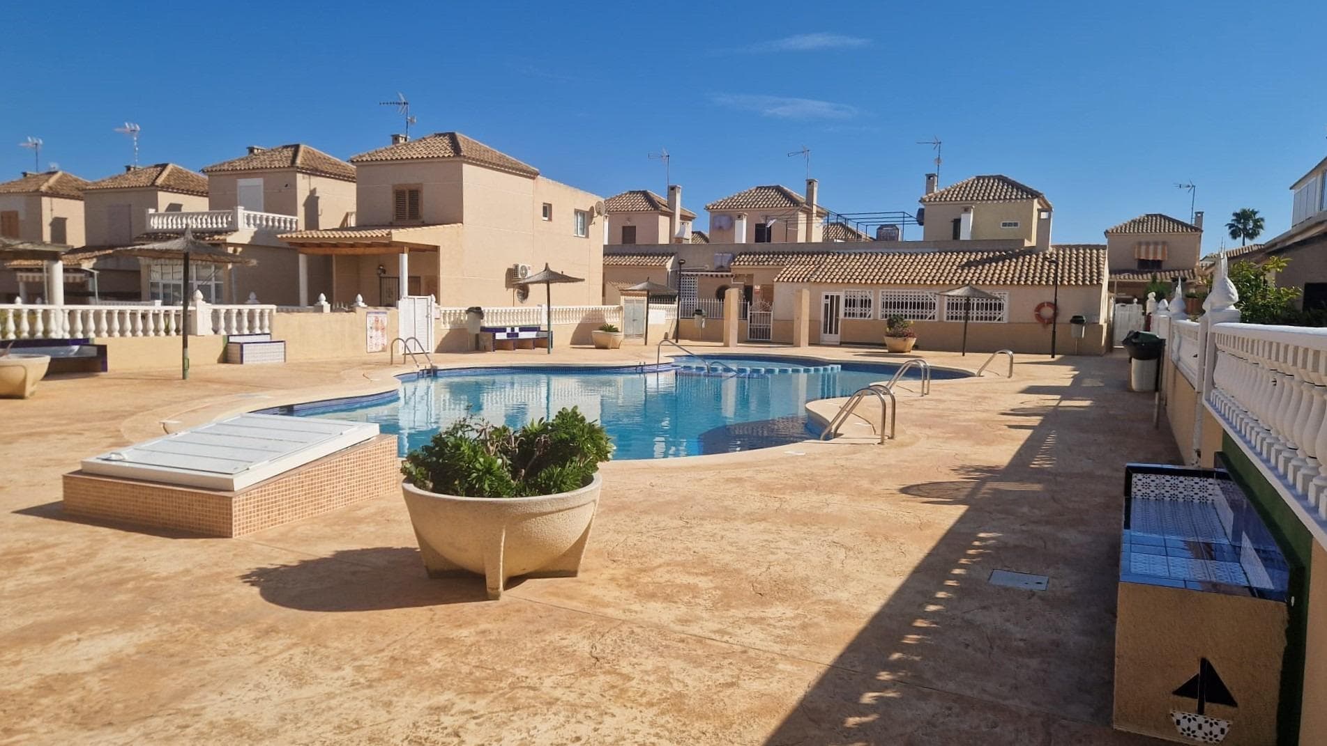 Vivienda adosada en bonito Residencial con piscina, a unos 10 minutos en coche de las playas de la Zenia, playa Ferris, playa de los Náufragos, ... En la planta baja, dispone de una amplia terraza con un porche, un salón comedor, una cocina independiente semi equipada, dos dormitorios con armarios empotrados y un cuarto de baño (con ducha). En la planta superior, dispone de otro dormitorio con armarios empotrados y un gran solárium con vistas despejadas. En la parte trasera de la vivienda, hay otra terraza con un trastero y una caseta de jardín. Sin muebles. Aires acondicionados. Ventiladores. Se puede aparcar el vehículo en la calle comunitaria. Muy buena ubicación, cerca de todos los servicios, supermercados, parada de autobús, ..., a unos 5 minutos en coche de Punta Prima y unos 10 minutos del Centro Comercial Zenia Boulevard.