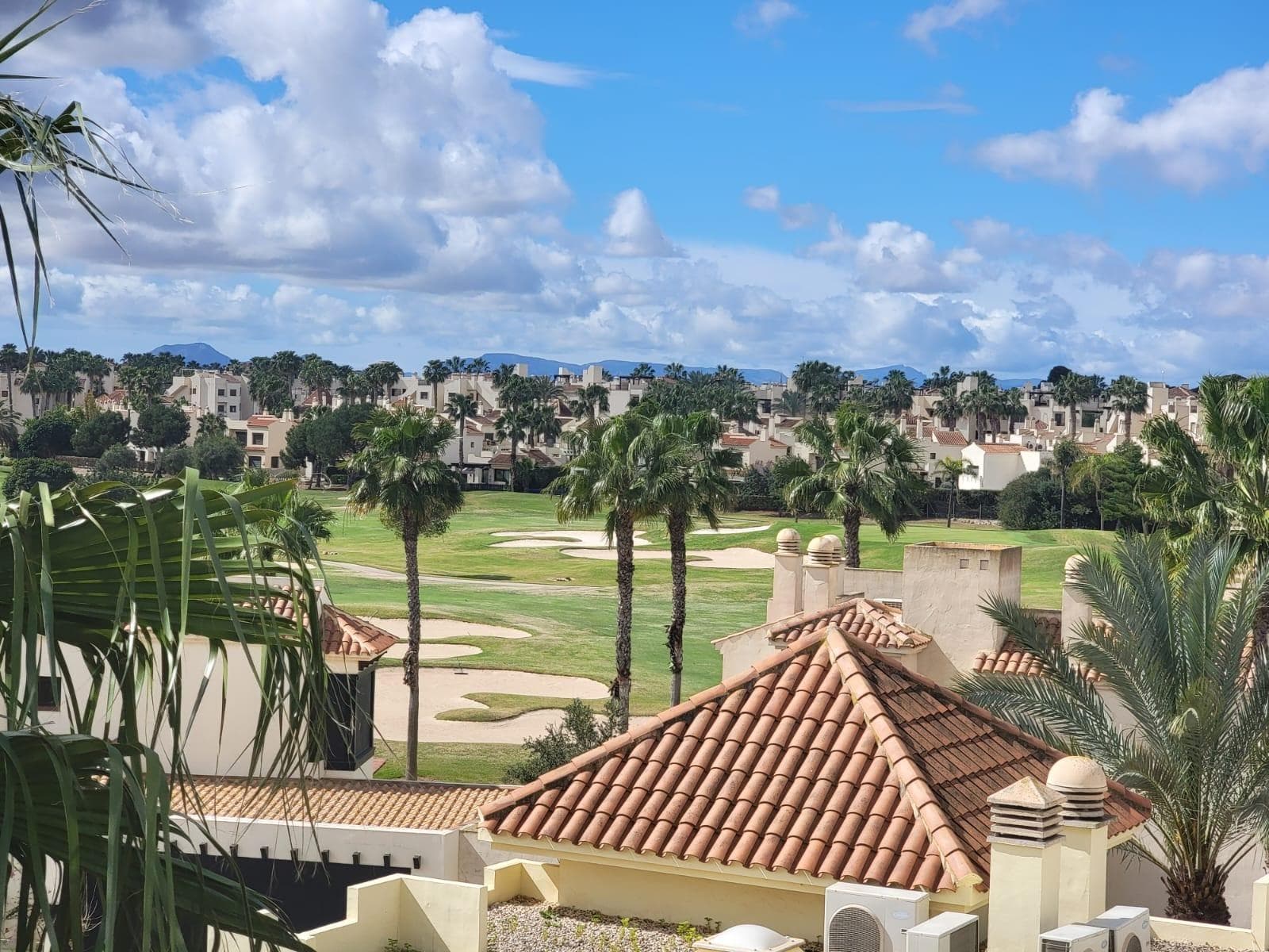 Gran ático sito en Complejo Residencial de Lujo en los Campos de Golf cerca de Murcia, rodeados por un paisaje natural cerca del Mar Mediterráneo. Con vistas espectaculares desde el solárium! Dispone de un salón comedor con una gran terraza, una amplia cocina totalmente equipada con acceso a un pequeño patio, 2 dormitorios dobles (dormitorio principal con cuarto de baño en-suite) con armarios empotrados, 2 cuartos de baño (uno con bañera, otro con ducha Italiana), un enorme solárium, un trastero y plaza de aparcamiento subterránea. Se accede al solárium por escalera exterior desde la terraza. Amueblado. Aire acondicionado por conductos. Calefacción de gas. En perfecto estado. Moderno y luminoso. Materiales de alta calidad. Ascensor. Vigilancia 24 horas. Todo ello ubicado en un lugar privilegiado con piscinas, jardines, áreas deportivas (pádel,...), Club Social, cerca de todos los servicios, a unos 10 minutos en coche de San Javier y de las playas.