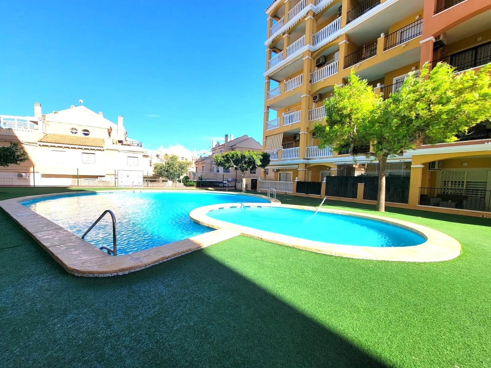Apartamento en planta baja alta (entresuelo) en bonito Residencial con amplios jardines y piscina, a unos 20/25 minutos a pie de la magnifica playa de La Mata. Dispone de un salón comedor con acceso a una amplia terraza con balcón, una cocina semi abierta totalmente equipada, un dormitorio doble con armarios empotrados con acceso a la terraza, un cuarto de baño (con bañera), un gran jardín vallado delante de la vivienda y plaza de aparcamiento (16 m2 aprox) en el sótano del mismo edificio. Se entra al apartamento por el portal del edificio. Amueblado. Aire acondicionado. Portero automático. Ascensor. Solárium comunitario. Vivienda en buen estado. Todo ello ubicado en un Residencial cerrado cerca de todos los servicios, supermercados, cafeterias, parada de autobús, Centro Comercial, etc... Perfecto para vivir todo el año o pasar las vacaciones!