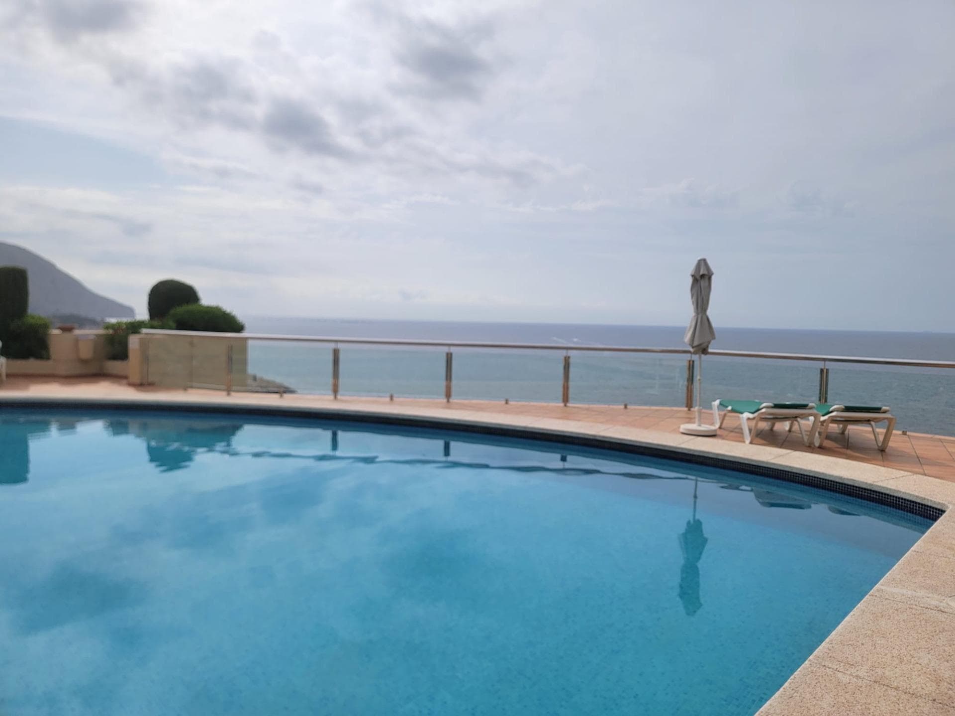Fantástico dúplex adosado, espacioso, con magníficas vistas al mar ubicado en la zona privilegiada de Mascarat! La planta principal dispone de un salón-comedor con acceso a una amplia terraza con vistas al mar, una cocina abierta totalmente equipada, un lavadero, un dormitorio doble amplio, un cuarto de baño y un vestidor. La planta inferior dispone de dos dormitorios dobles, un cuarto de baño y un vestidor. Amueblado. Grandes ventanales. Mucha luz natural. Diseño elegante y moderno. Armarios empotrados en los dormitorios. Aire acondicionado. Radiadores. Materiales de alta calidad. Plaza de aparcamiento incluida en el precio. Y trastero. Con vistas panorámicas al mar, a las montañas, al puerto, todo un lujo! Todo ello ubicado en una exclusiva urbanización con una gran piscina con vistas al mar, una piscina interior climatizada, zona de ocio y jardines. A unos 900 m de la Playa Mascarat y unos 5 km del centro del bonito pueblo de Altea. Todo un paraíso para relajarse y disfrutar de la belleza natural del entorno, del mar y sus playas de arena fina!