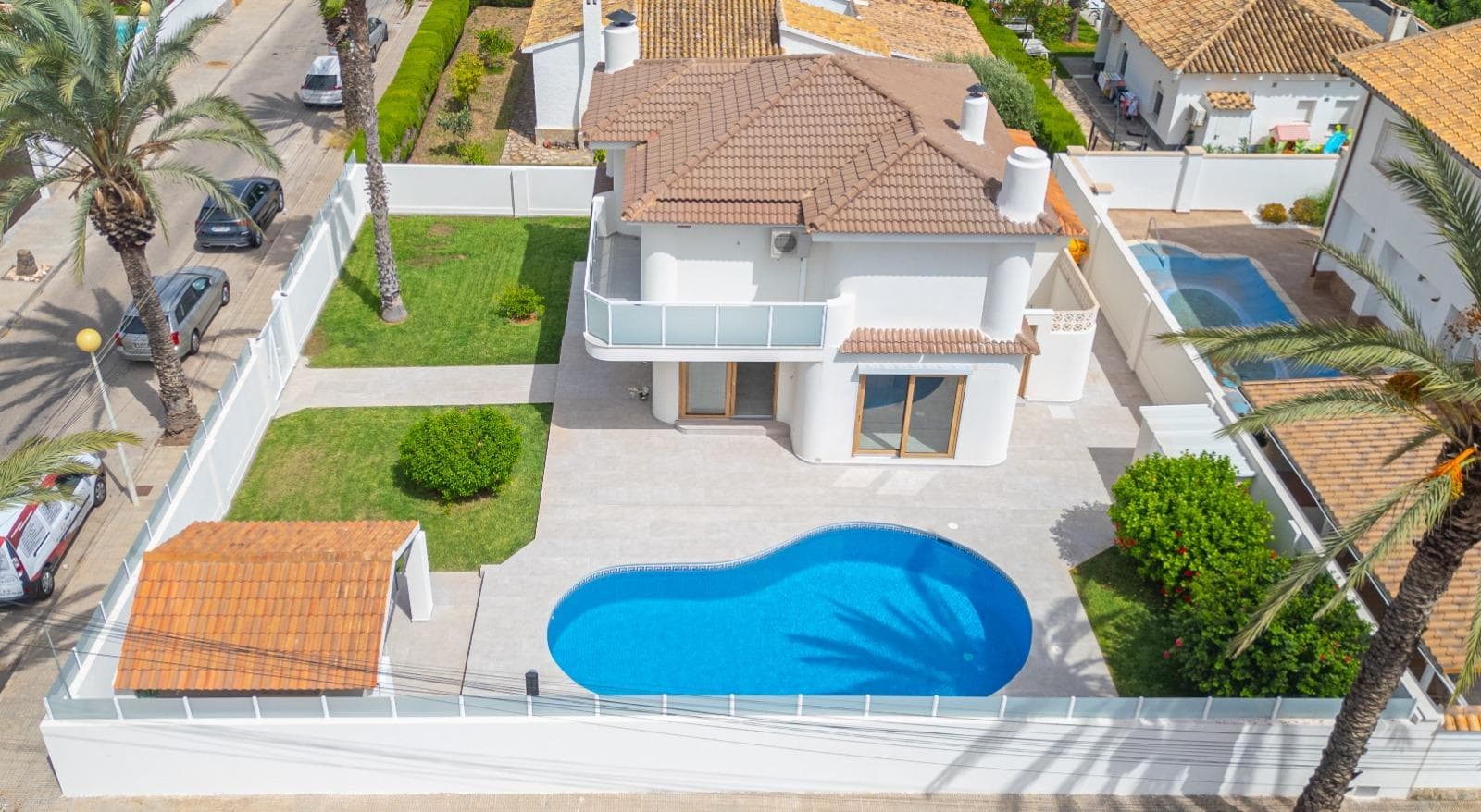 Detached 2-story Villa on a 517m2 plot, totally renovated, like new, modern, in the residential and privileged area of Cabo Roig, approximately 600 m walk to the beach. The ground floor consists of a spacious living room with large windows and access to the large terrace, a fully equipped open kitchen and a bathroom. The first floor is accessed via a large spiral staircase and consists of three double bedrooms with access to the terrace with clear views and two bahtrooms. The property has a private swimming pool (approx. 32m2 water surface), a spacious garden, a relaxation space with a pergola and a large storage room. Furnished. Built-in wardrobes in the bedrooms. Air conditioning. Modern style. High quality materials. It is possible to install an automatic gate for vehicle access. Very good location, close to all amenities, supermarkets, cafes, and so on., and the beautiful beach of Cabo Roig, La Zenia,.. A luxury! Primve location! Ideal for relaxing in this quiet environment and enjoying the wonderful Mediterranean climate!