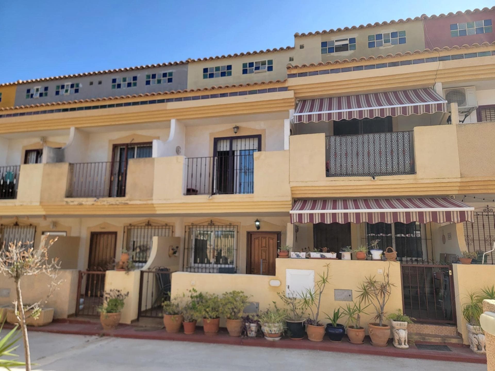 Spacious 3-story semi-detached house in a beautiful residential with a swimming pool and gardens in Playa Flamenca, about a 5-minute drive from the beaches and about a 30-minute walk from the Zenia Boulevard Shopping Center. It consists of a large front terrace, a large living room with a fireplace, a fully equipped separate kitchen with access to a private patio with a laundry room and bathroom with a shower. The first floor consists of two double bedrooms with built-in wardrobes and a bathroom (with a bathtub). The master bedroom has a terrace overlooking the swimming pool. And the top floor consists of an attic with a double bedroom and a bathroom. The price also includes a closed garage (approximately 23 m2) with a storage room in the community basement. Furnished. Air conditioning. In good condition, ready to move into. Located in a pleasant area of Playa Flamenca, close to all amenities, shops, supermarkets, restaurants, cafes, bus stops, and so on. In addition, the popular Playa Flamenca market is nearby, held every Saturday morning, perfect for spending the morning shopping, enjoying tapas and the atmosphere.