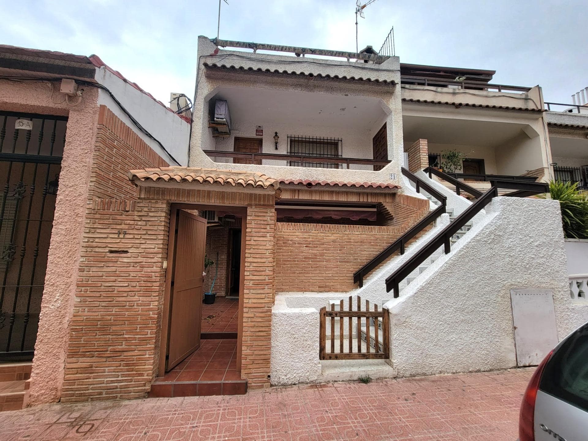 Beautiful rustic-style ground floor bungalow, a few steps from the beach "Playa de Los Locos"! It consists of a large front terrace, a porch, a spacious living room with a fireplace, a fully equipped separate kitchen with access to a back patio, two double bedrooms and a simple bedroom with built-in wardrobes and a bathroom (with bathtub). Furnished. Air conditioning. In very good condition. Direct access from the street. And NO community fees! Perfect location to enjoy the beach and close to all amenities, supermarkets, restaurants, cafeterias, bus stop, and so on.