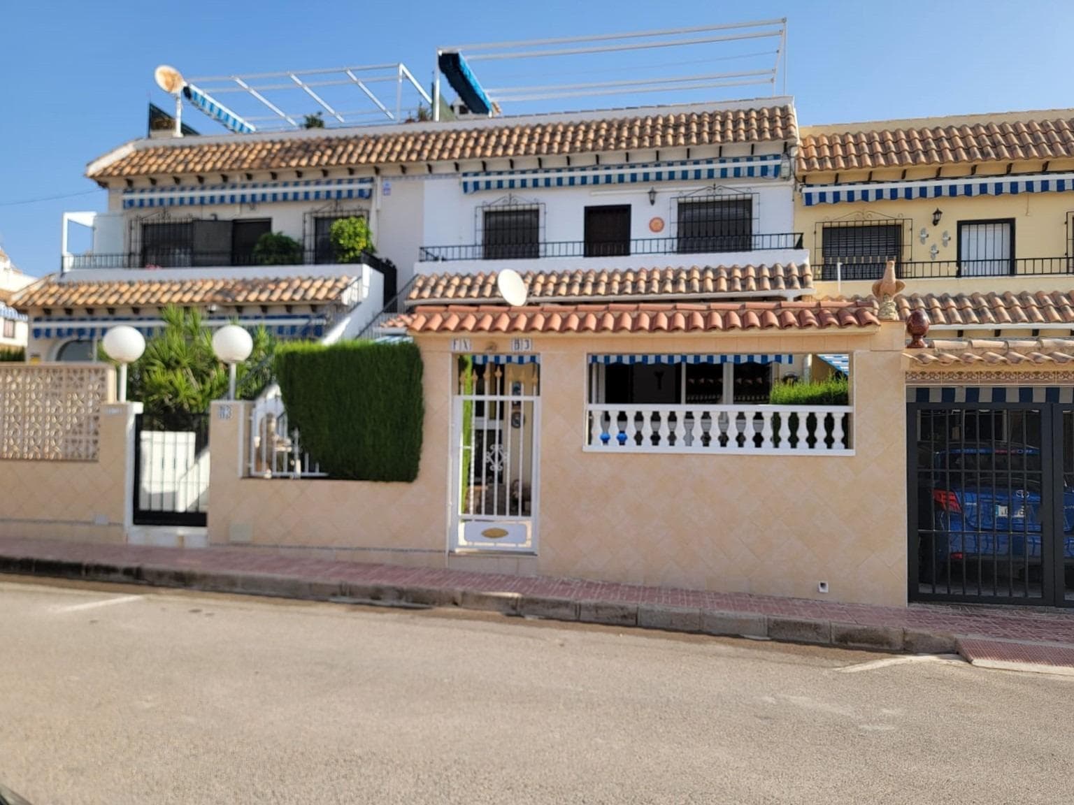 Lovely ground floor bungalow, in very good condition, South facing, with swimming pool in Los Frutales area. It consists of a large cozy front terrace, a glass-enclosed porch converted into a Summer living room, a living room, a fully equipped semi-open kitchen with access to a back patio, two double bedrooms (main bedroom with an en-suite bathroom), 2 bathrooms with showers and two storage rooms. Furnished. Air conditioning. You can park your vehicle in front of the property. All located in a nice and closed Residential with swimming pool and gardens, about a 20-minute walk from the beach "Los Locos" and "Torre del Moro" park. With all services, restaurants, cafes, supermarkets, bus stops, etc., nearby.