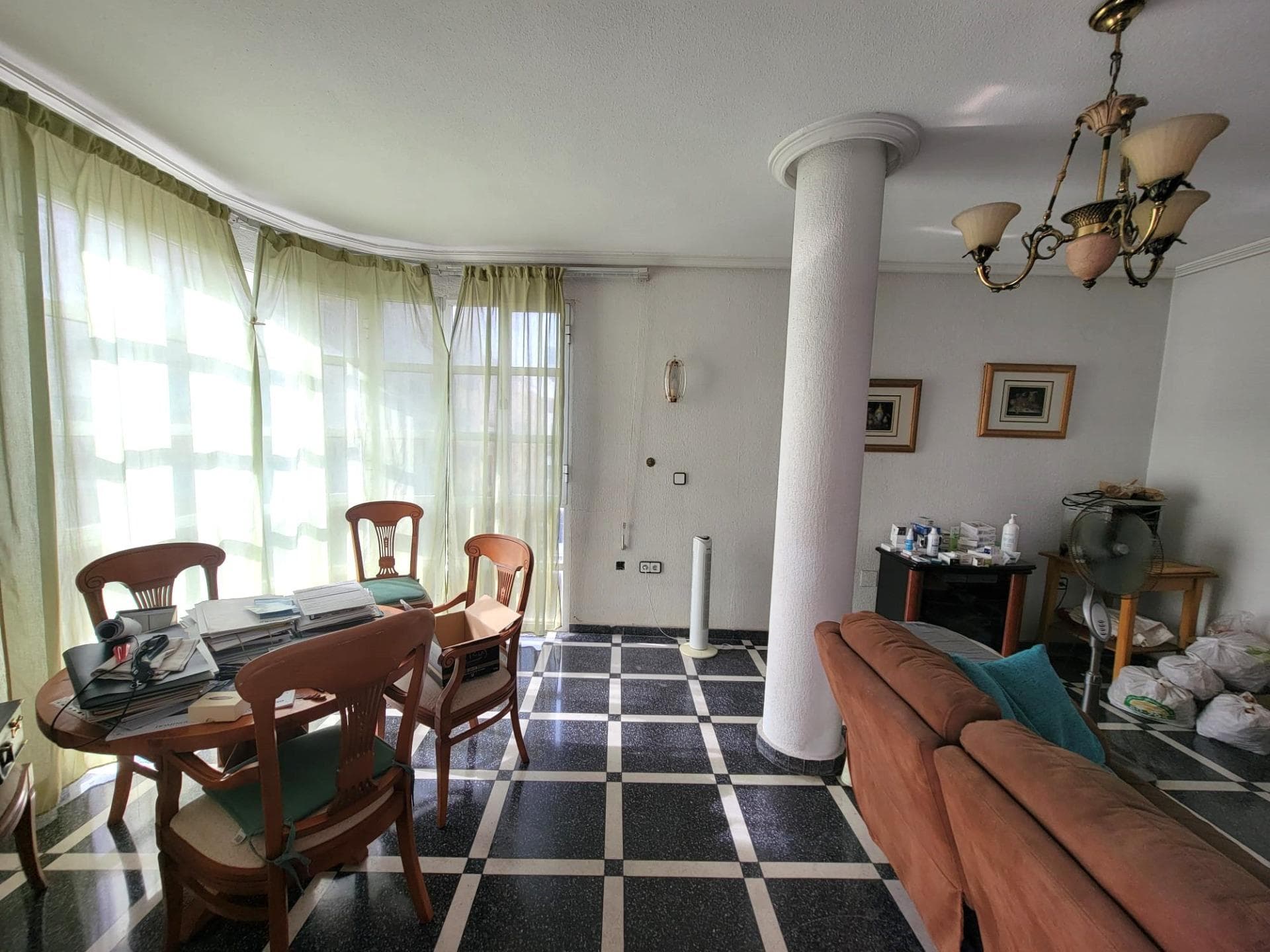 Spacious apartment located in the city center, about 200 m from the Promenade and the Natural Pools. It consists of an entrance hall, a spacious living room with large windows and a terrace, a fully equipped separate kitchen with a pantry room (with a sink, washing machine,...), two double bedrooms, a simple bedroom and two bahtrooms (one with a shower, the other with a bathtub). Furnished. Wardrobes in the bedrooms. South and West facing. Elevator in the builing. Perfect location, close to all amenities, restaurants, cafes, shops, supermarkets, bus stops, the new leisure area of the Port of Torrevieja and about a 10-minute walk to the beach Playa del Cura.