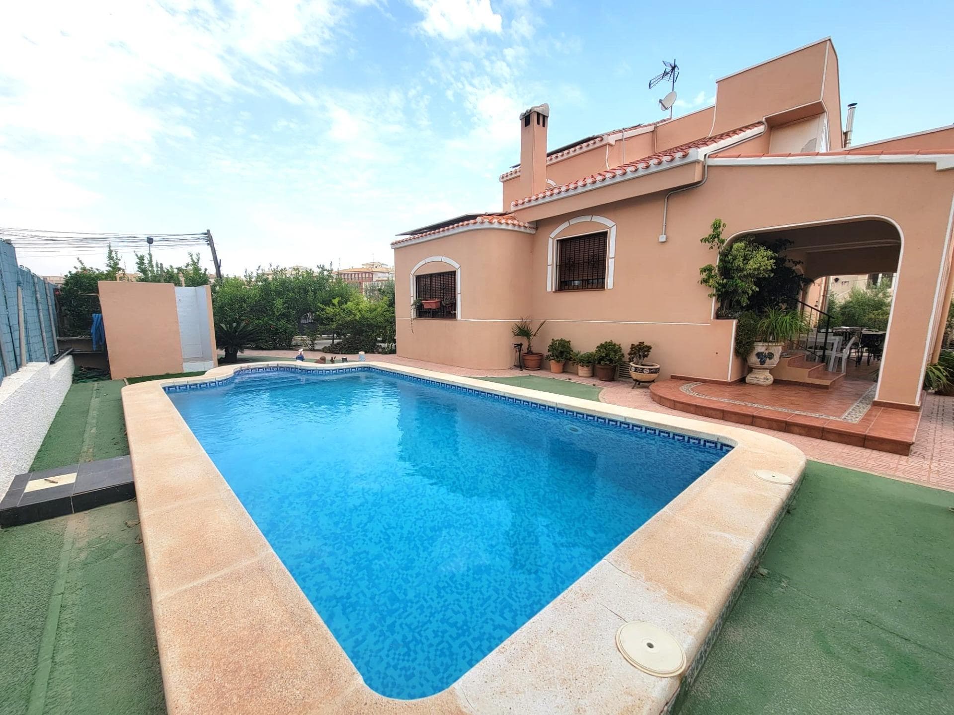 Magnificent rustic-style villa, completely independent, about a 15-minute walk from the beautiful beach of La Mata! It consists of a large porch at the entrance of the house, a Summer sitting room, a dining room, another sitting room, a large and fully equipped separate kitchen with a fireplace, a double bedroom with an en-suite bathroom with an Italian shower and a guest toilet. The upper floor consists of a hall, three double bedrooms (one with a balcony and a small terrace), a bathroom with an Italian shower and a terrace with a sink, washing machine, ... From this terrace, you can access the solarium with clear views. All located on a large plot with a private swimming pool, gardens, trees, terraces, a pergola, a built-in barbecue, a separate utility room with a small kitchen and storage area (which can be converted into a guest bedroom or other) and a closed garage. Furnished. Built-in wardrobes in the bedrooms. Heating (radiators). Solar panels. Plenty of light with many windows in the whole house. A true luxury! Close to all amenities, supermarkets, a small shopping center, restaurants, cafes, etc., about 900 meters from the beach of La Mata.