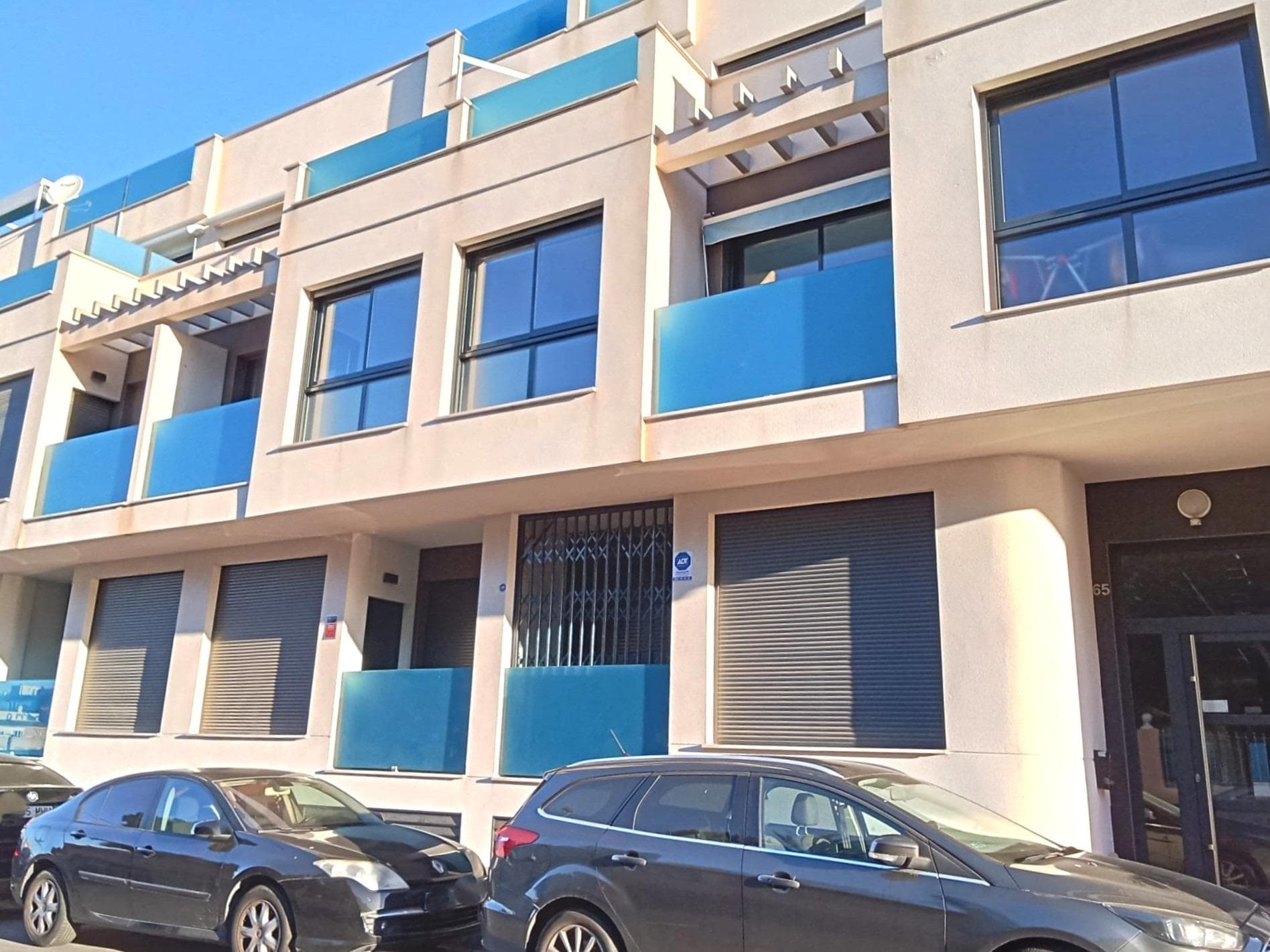 Very cozy apartment on the upper ground floor, like new, South-facing, close to the city center, about a 15-minute walk from the beach “Playa del Cura”. With an underground parking space in the same building included in the price. It consists of a lovely living-dining room with access to the terrace, a fully equipped American kitchen with access to a patio and storage room, a double bedroom with built-in wardrobes and access to the terrace, and a bathroom with an Italian shower. Furnished. Ducted air conditioning. Automatic intercom. Elevator. With a large communal swimming pool and terrace. Excellent location, close to all amenities, cafes, supermarkets, restaurants, the main bus station, and so on. Perfect for enjoying the beach and the fantastic Mediterranean climate!