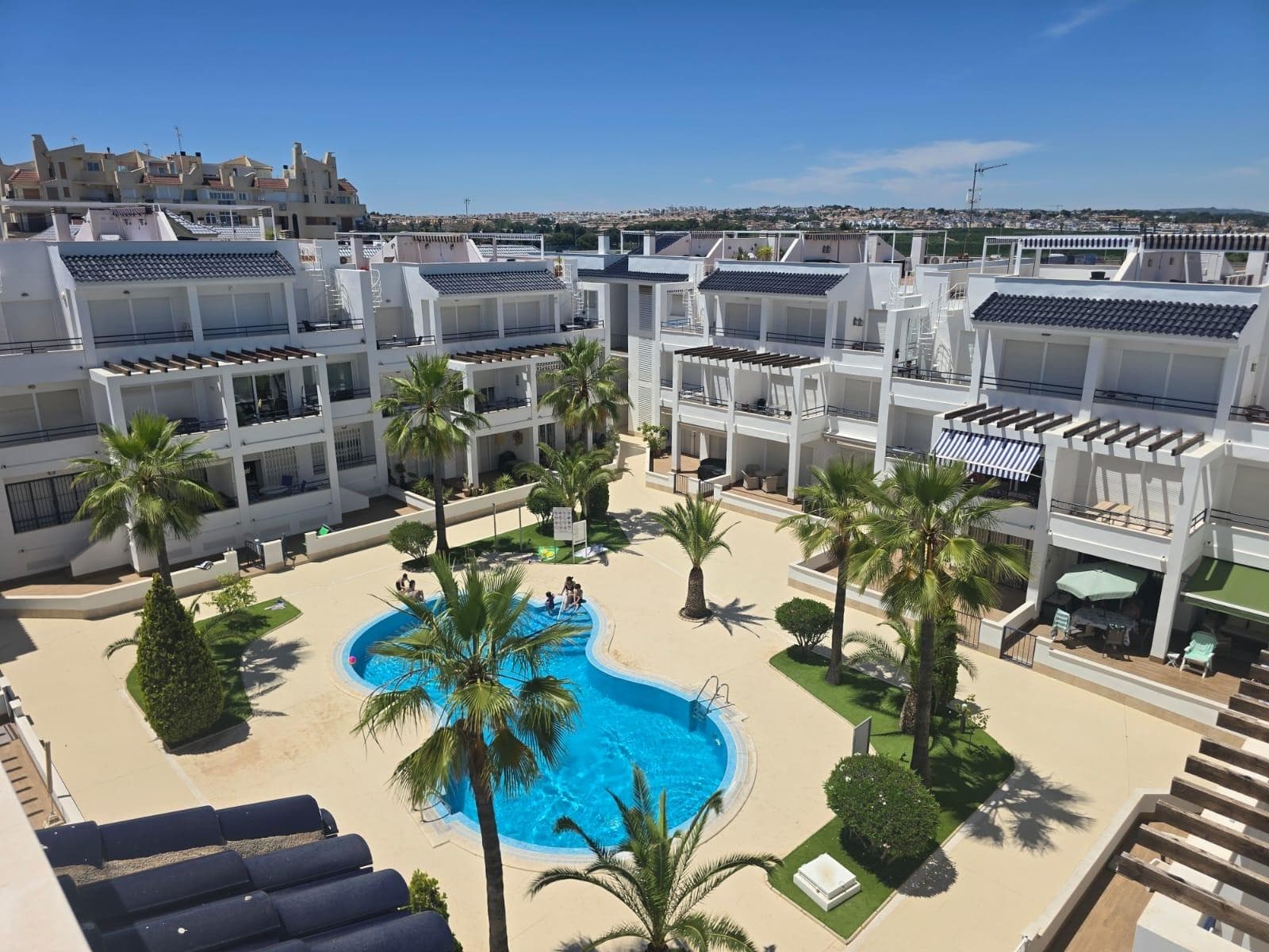 Ático en segunda planta con gran solárium privado con vistas al mar, a unos 200 m del mar en La Veleta! Consta de un salón-comedor con acceso a la gran terraza, una cocina independiente totalmente equipada con acceso a una pequeña galería (con lavadora,...), dos dormitorios dobles con armarios empotrados, dos cuartos de baño (uno con ducha, otro con bañera), plaza de aparcamiento subterránea en mismo edificio y un trastero en el solárium. El dormitorio principal tiene un cuarto de baño en-suite y acceso a la terraza. Y desde la terraza, se accede por escalera exterior al solárium muy amplio (unos 60 m2) con vistas panorámicas al mar. Amueblado. Aire acondicionado. En muy buen estado. Videoportero automático. Sin ascensor. En bonito Residencial con piscina y jardines. Con todos los servicios, cafeterias, supermercados, paradas de autobús,..., a proximidad. Todo un lujo, ubicación privilegiada a unos pasos del mar para disfrutar del buen clima Mediterráneo.